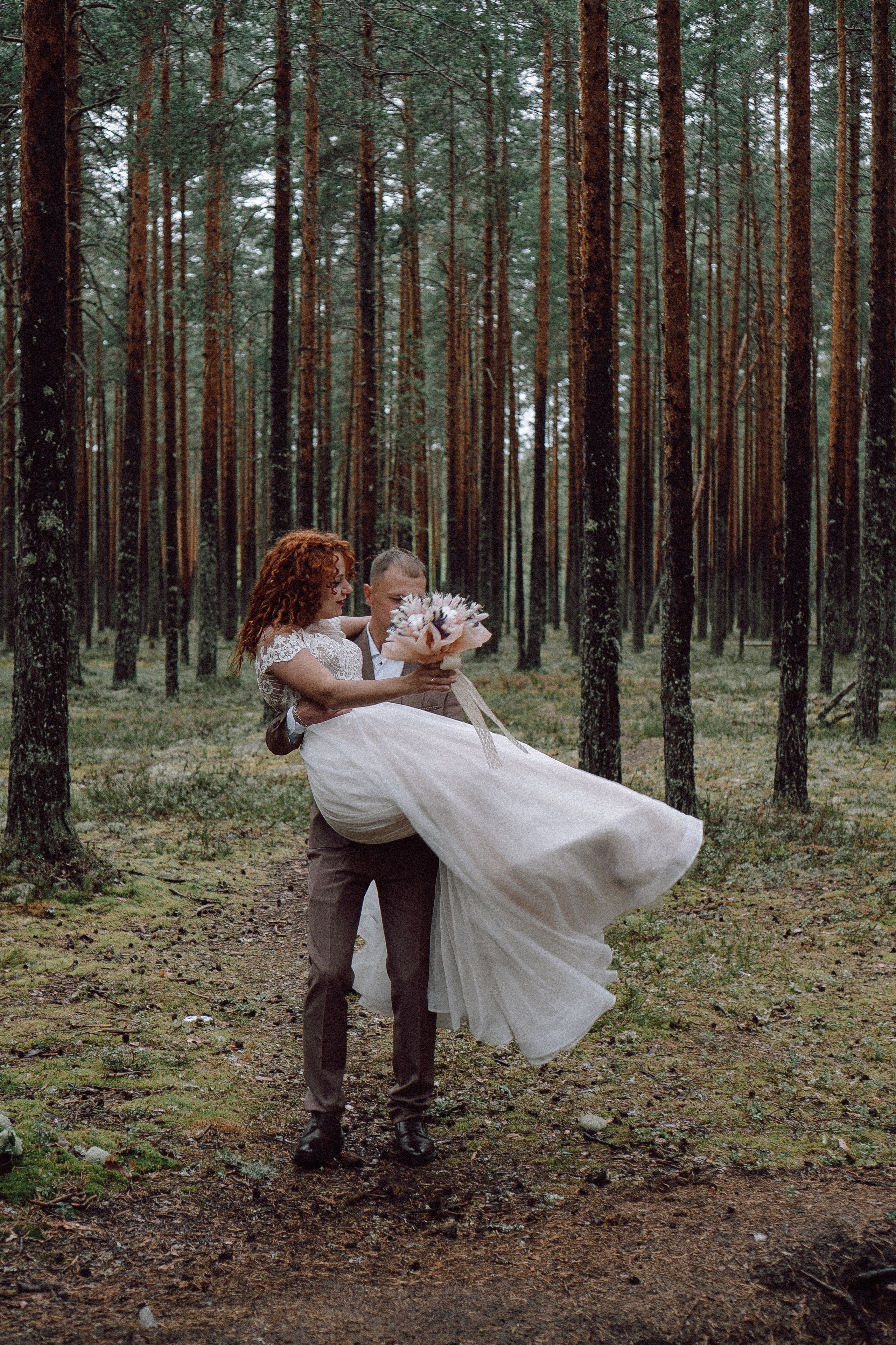 СВАДЕБНАЯ ФОТОСЕССИИЯ ПАРЫ В ГОРОДЕ ПРИОЗЕРСК В СОСНОВОМ ЛЕСУ И С ПИКАПОМ. Профессиональный фотограф, Санкт-Петербург — Виктория Богомолова