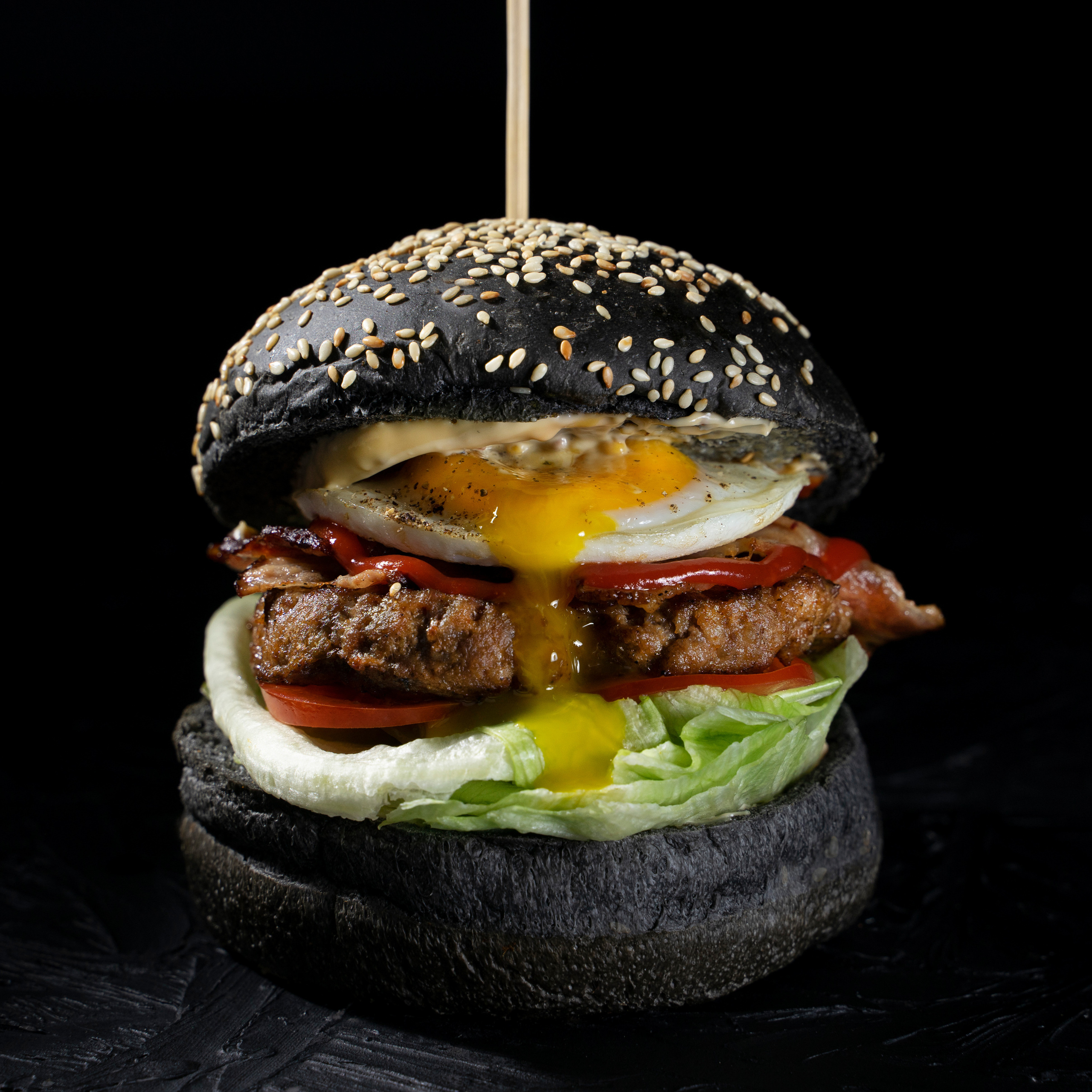 бургер с яйцом 