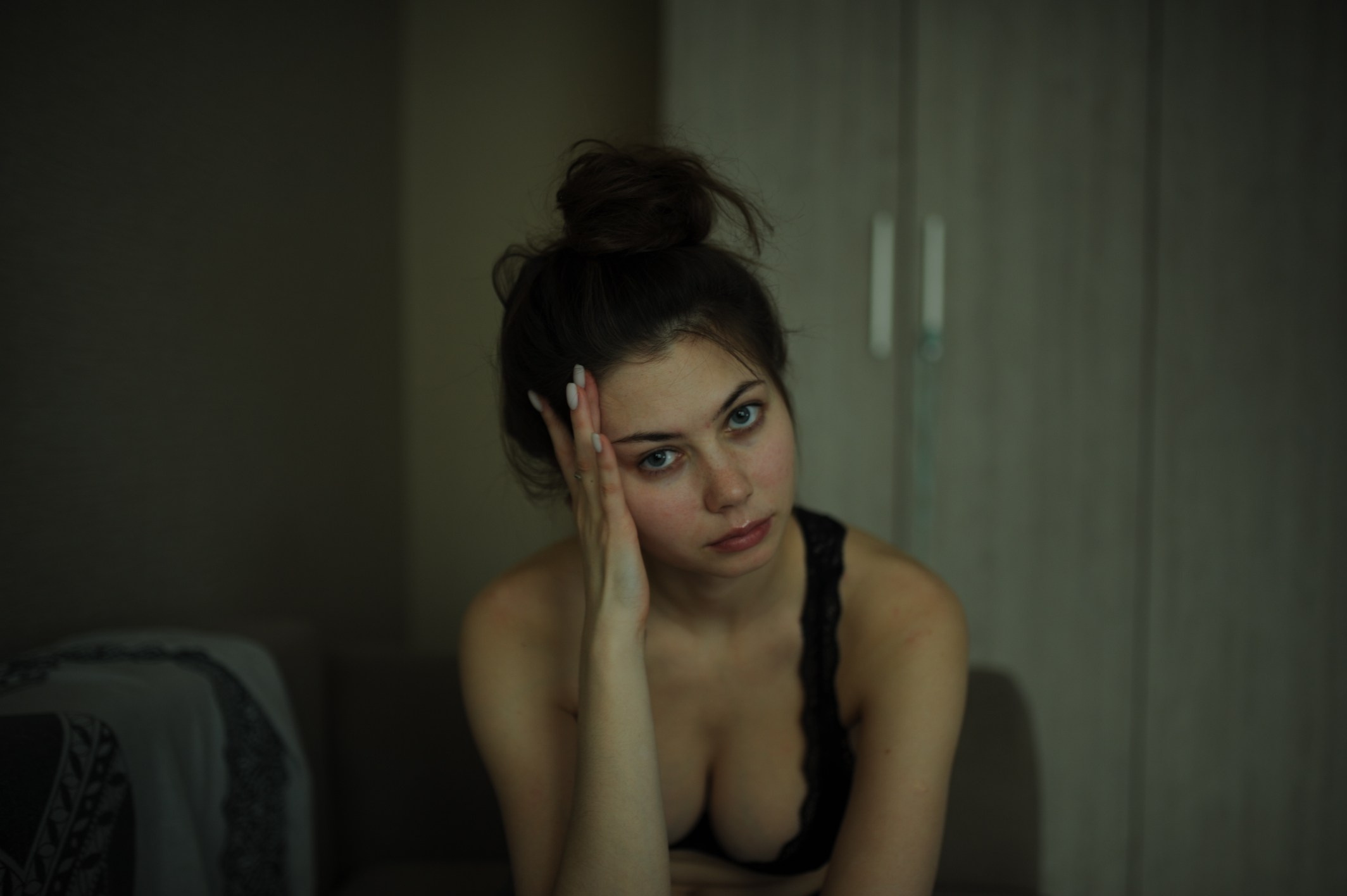 Портрет в Гомеле: модель в элегантной позе, игра света на теле, грация движения