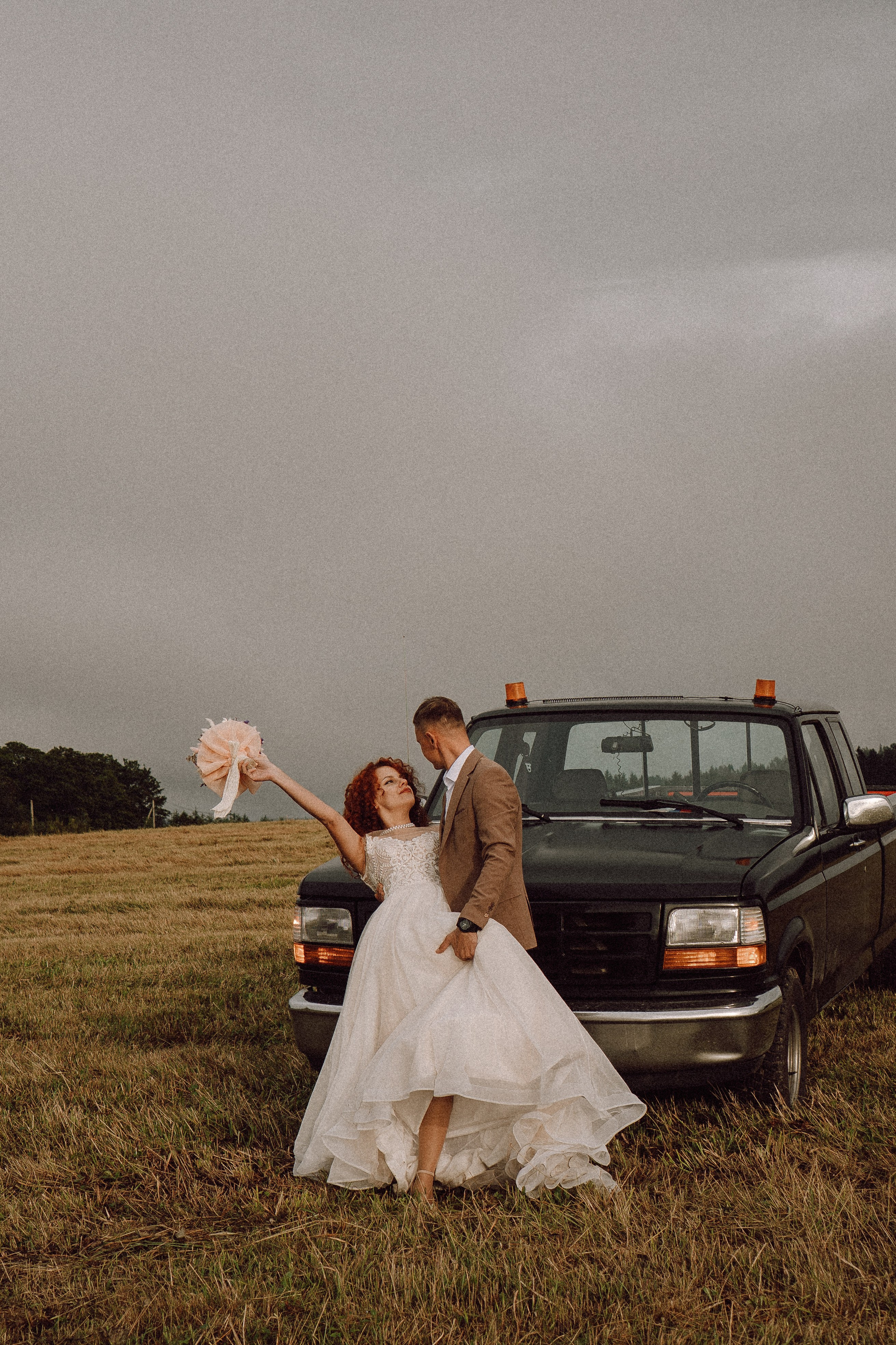 СВАДЕБНАЯ ФОТОСЕССИИЯ ПАРЫ В ГОРОДЕ ПРИОЗЕРСК В СОСНОВОМ ЛЕСУ И С ПИКАПОМ. Профессиональный фотограф, Санкт-Петербург — Виктория Богомолова