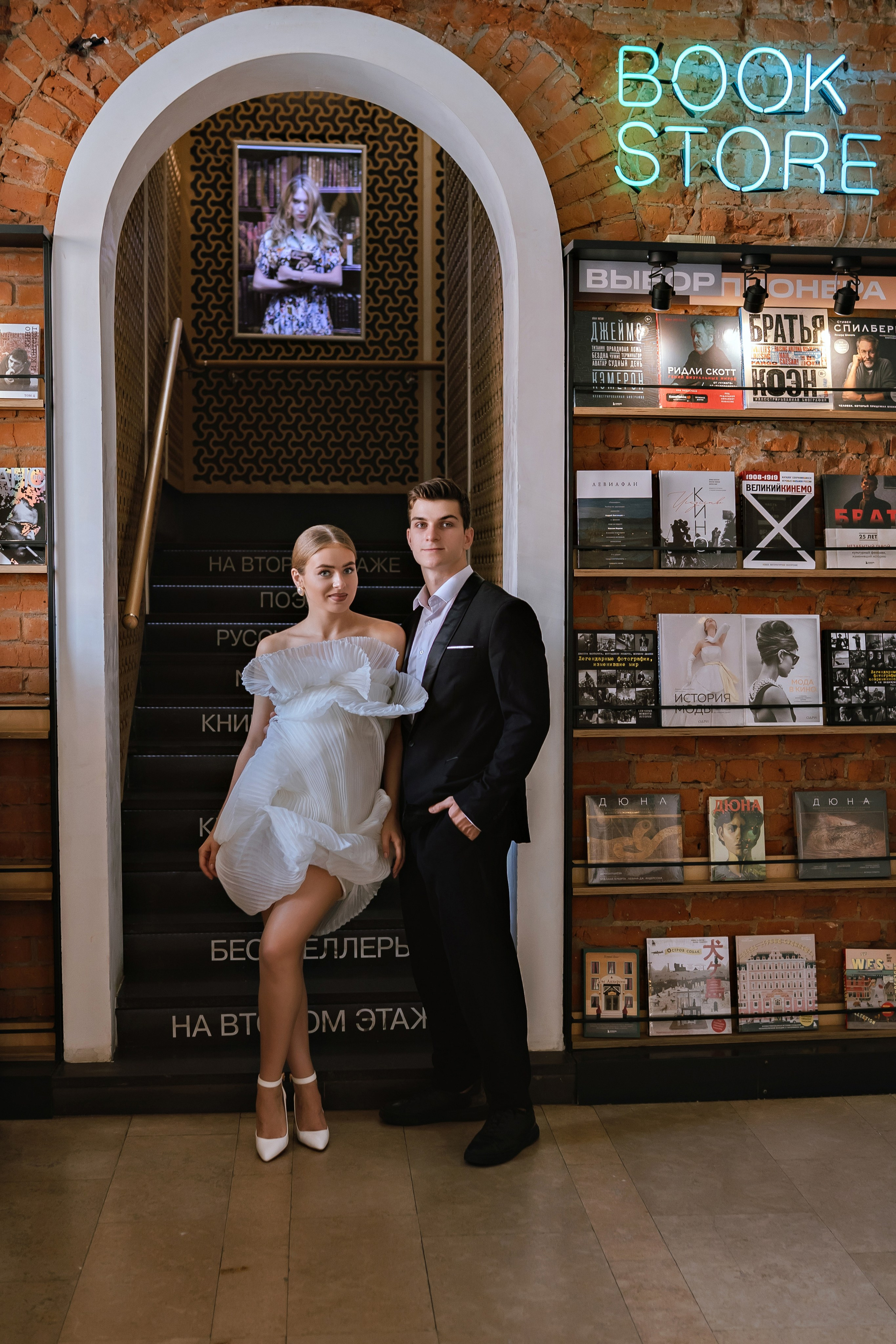 Свадебная фотосессия в кинотеатре. Фотограф и видеограф Москва. Свадебный фотограф, видеограф. Выпускные альбомы. Оживающие альбомы