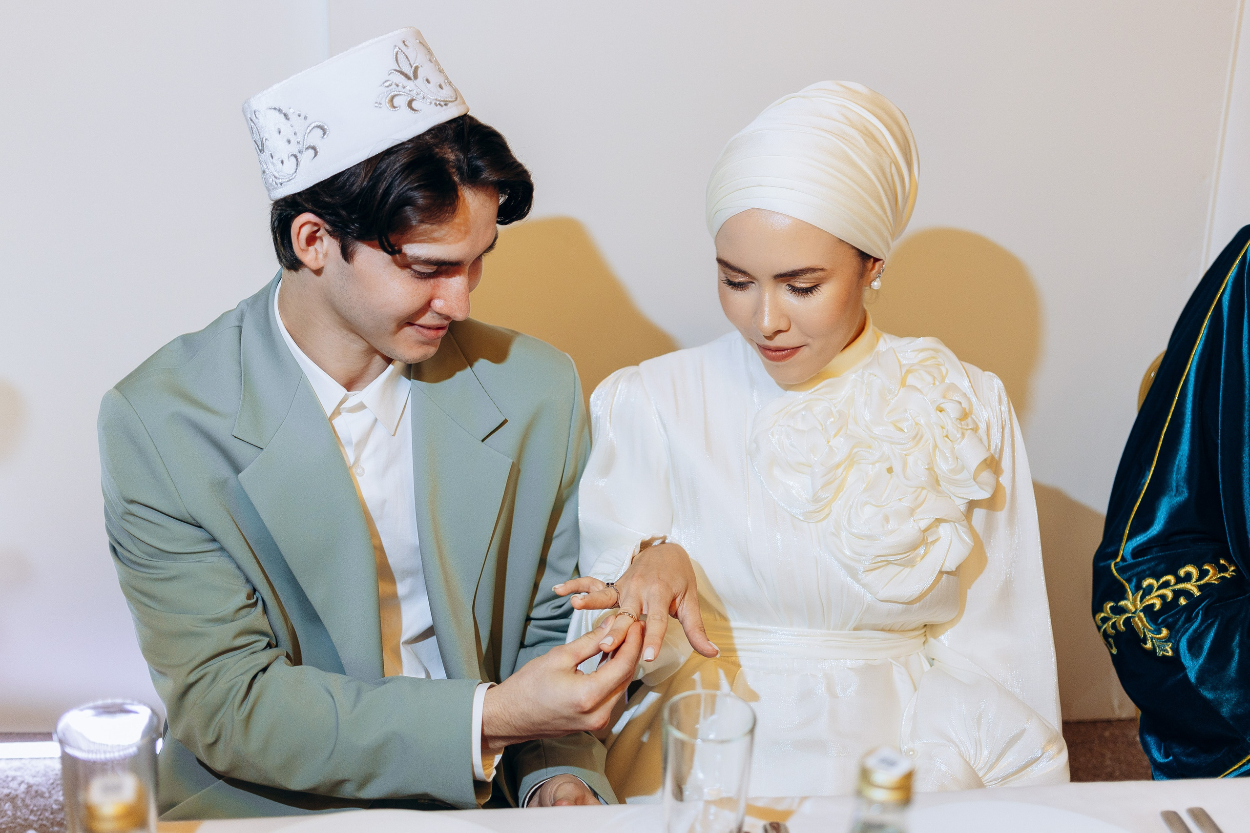 Мастер по завязыванию платков Казань: современный образ невесты в центре города