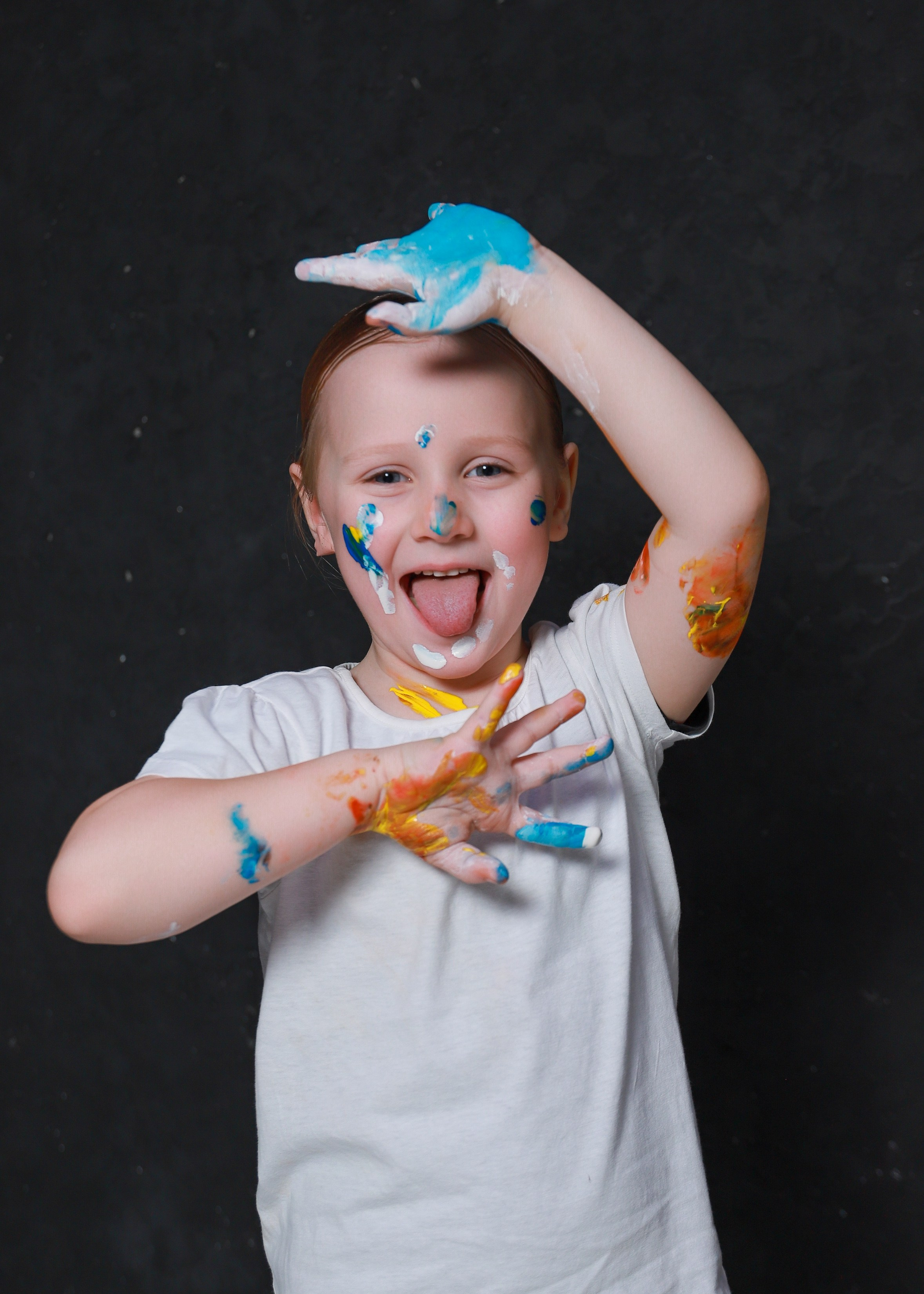 Младшие с красками. Фотограф Юлия Мальцева