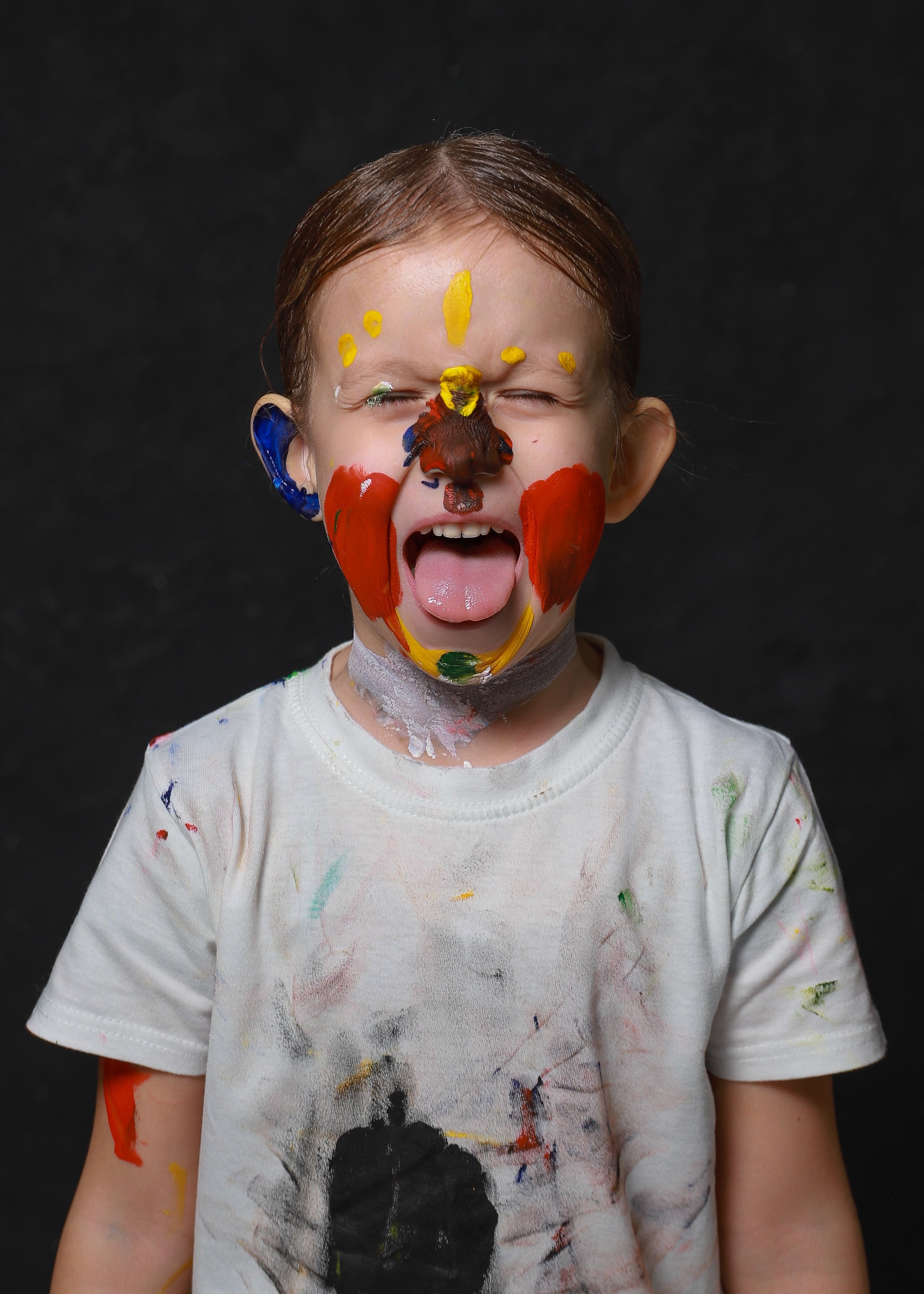 Младшие с красками. Фотограф Юлия Мальцева