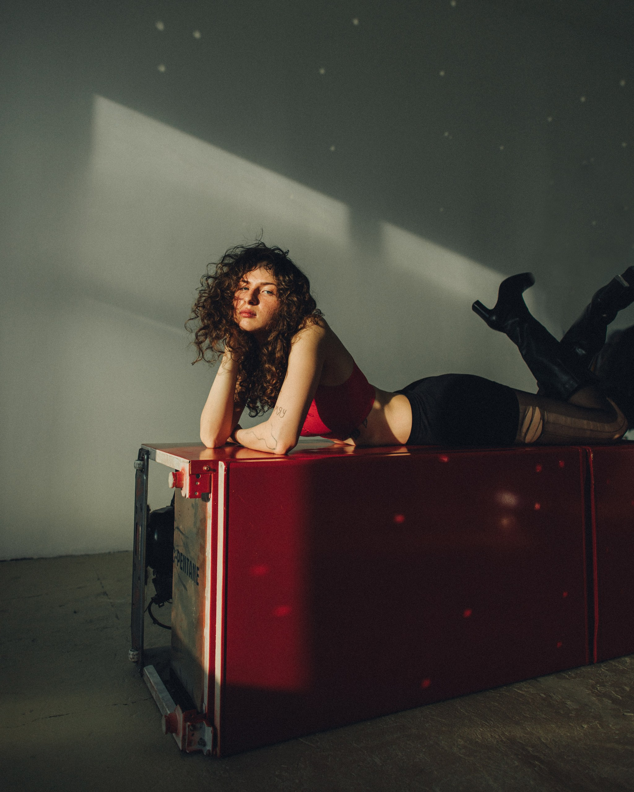 Красный холодильник. Никита Линейцев — индивидуальный портретный фотограф в Москве и Иркутске