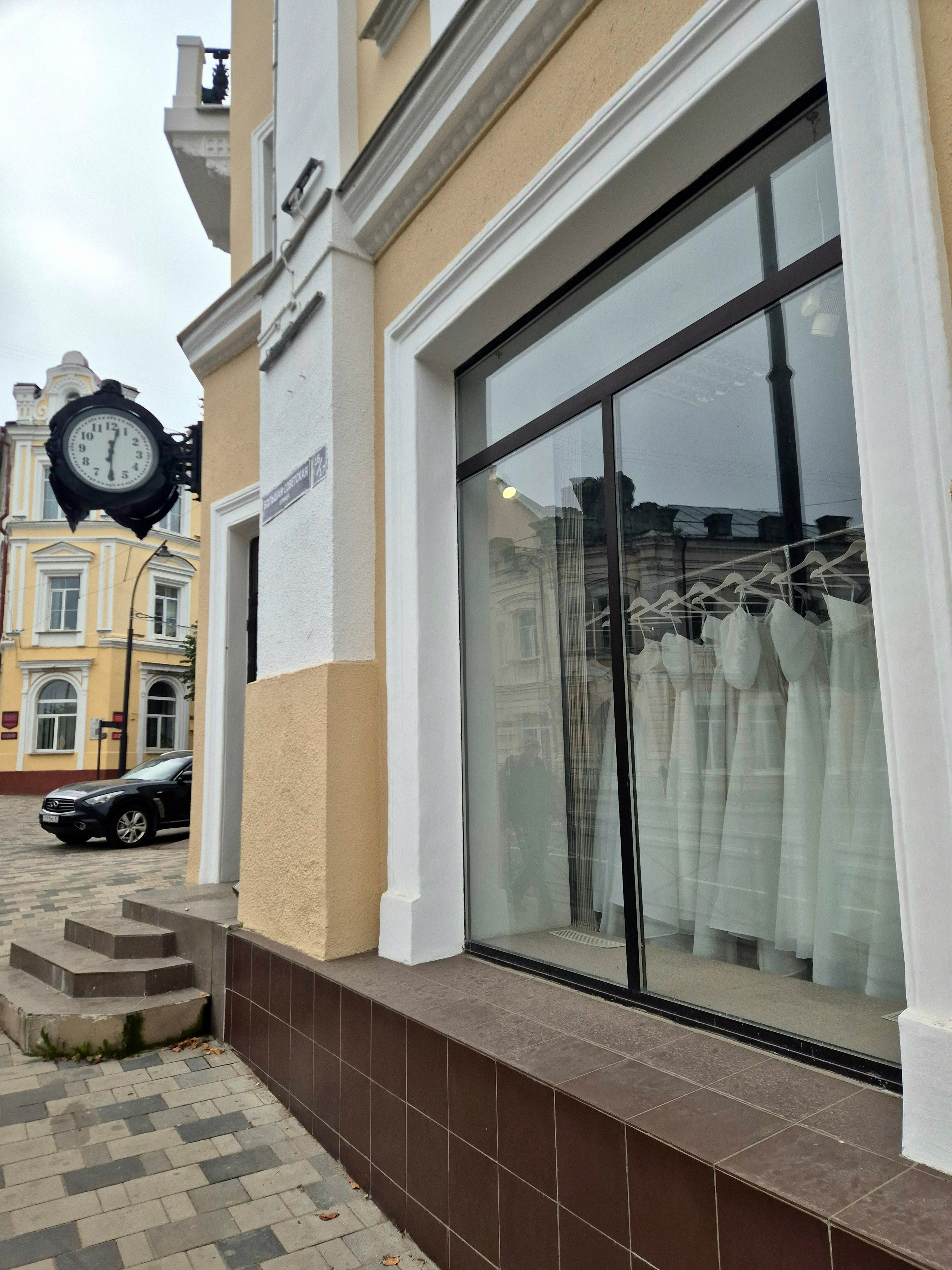 Сейчас в городе традиция - встреча "под часами" на свидании - недалеко и до предложения руки и сердца. А за углом - свадебный салон