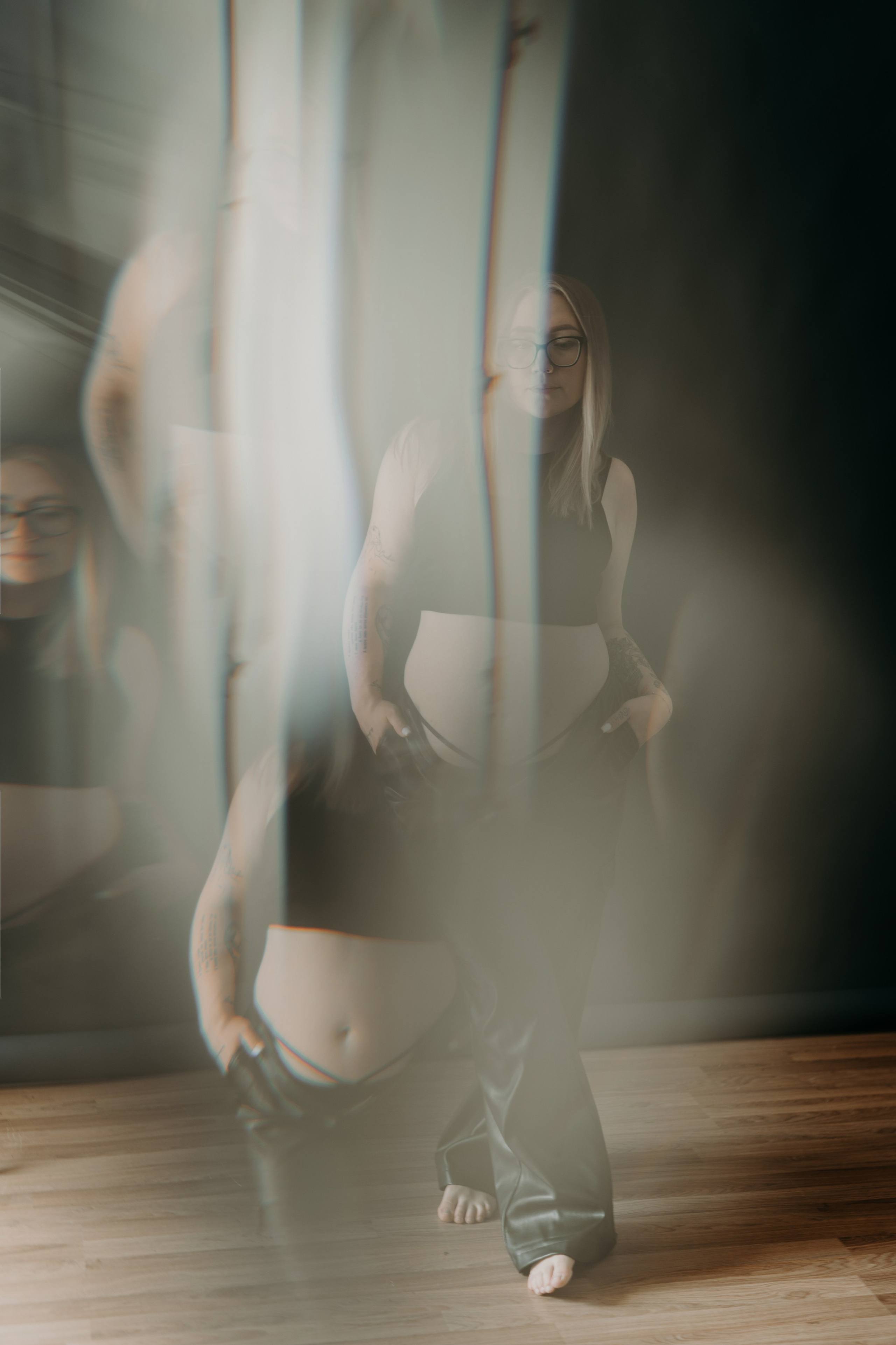 На черном фоне. Семейный и контент фотограф