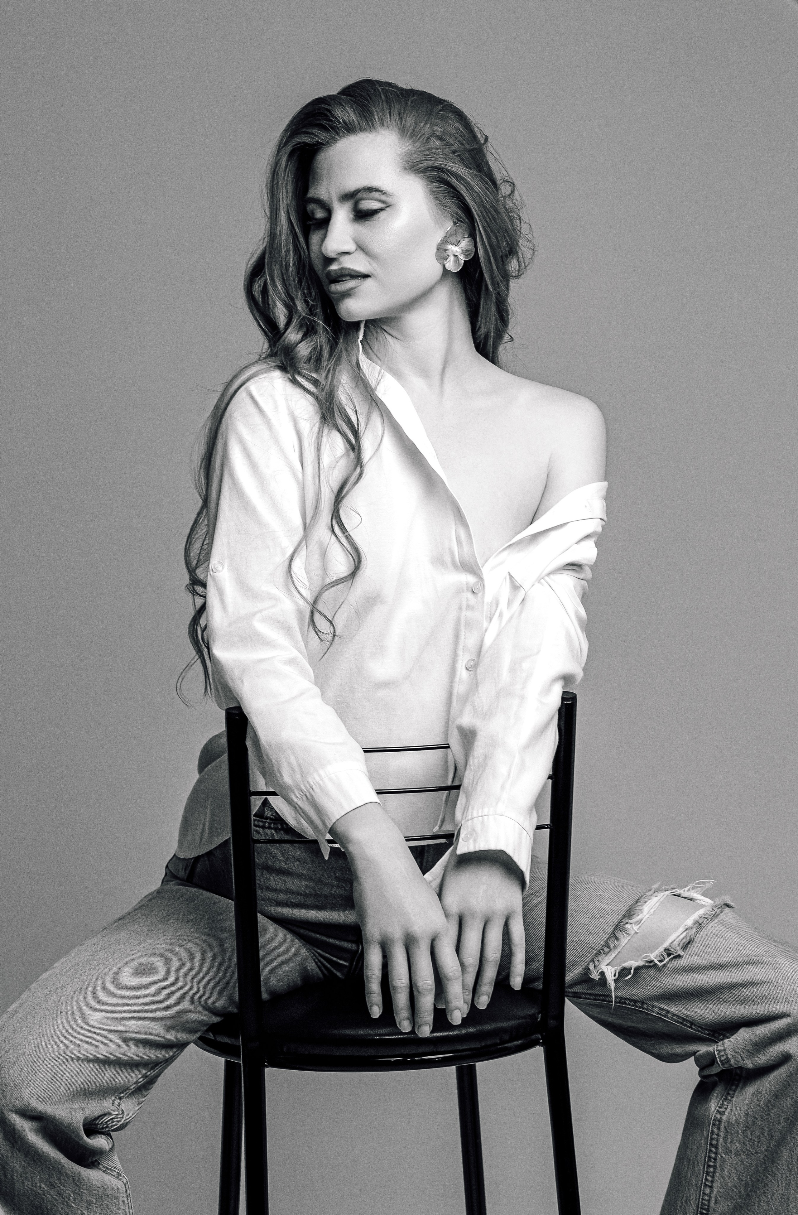 Синие джинсы — белые тюльпаны. Вера Соколова фотограф Воронеж