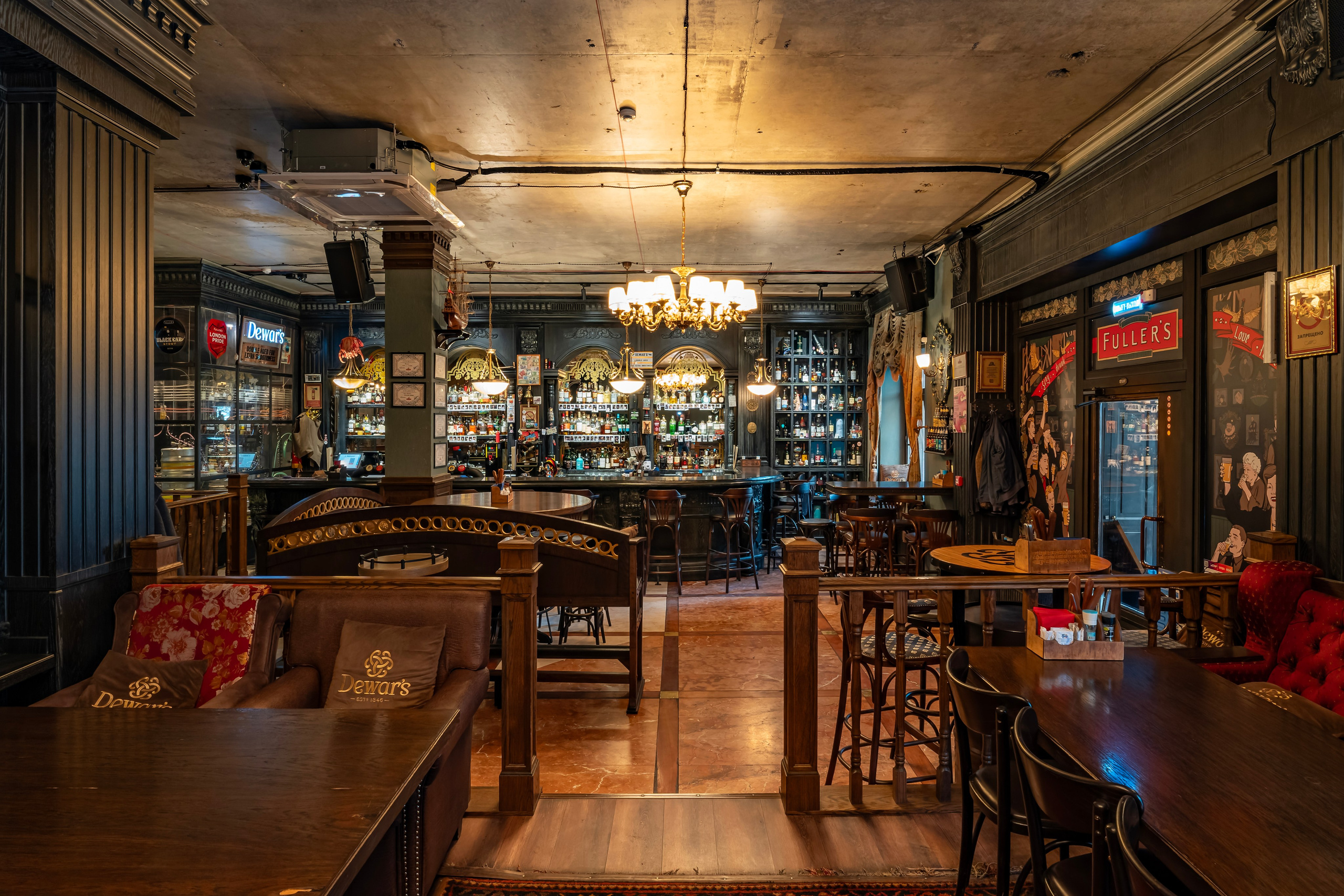 Алматы, Fuller's Pheasant Feather — первый паб сети Fuller's в Алматы, апрель 2025. Интерьерный фотограф Алматы