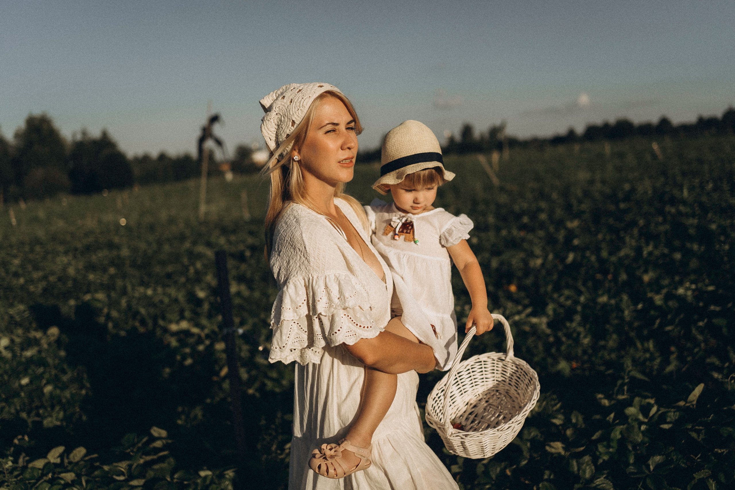 Алина и Оливия съемка на природе. Семейный фотограф в Калуге Ирина Алдохина