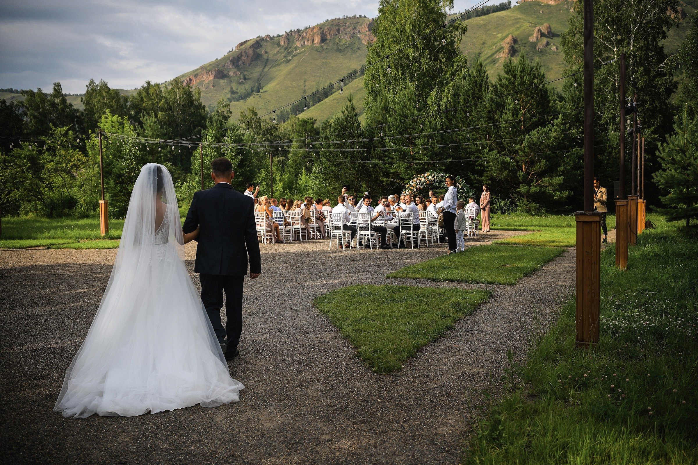 🌄 Демьян и Катя — свадьба в нацпарке "Столбы" | Веселый банкет и эпичные фото на скалах. 📸 Свадебный и семейный фотограф в Красноярске Тихомиров Евгений | 17 лет опыта | 800+ свадеб