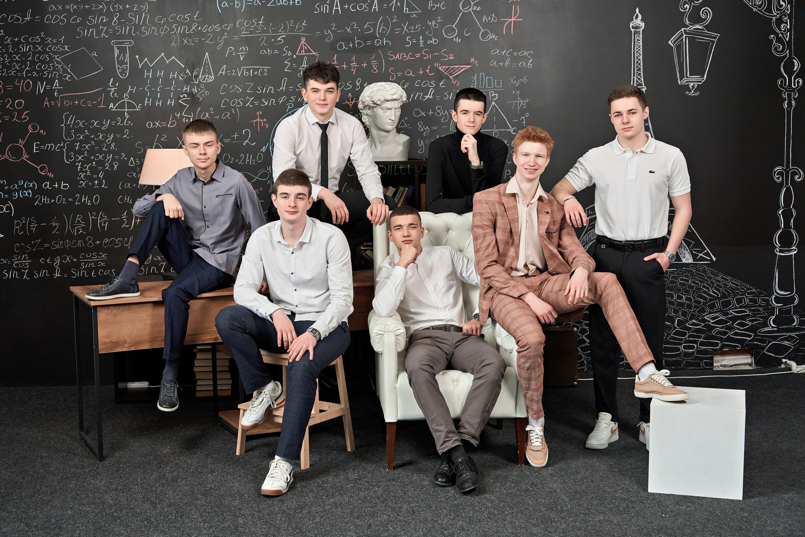 Выпускные альбомы для 9-11 классов. Фотосъёмка в студии. Калуга. Фотограф Меняйло Евгений. Свадьба. Портрет. Репортаж. Семья. Контент