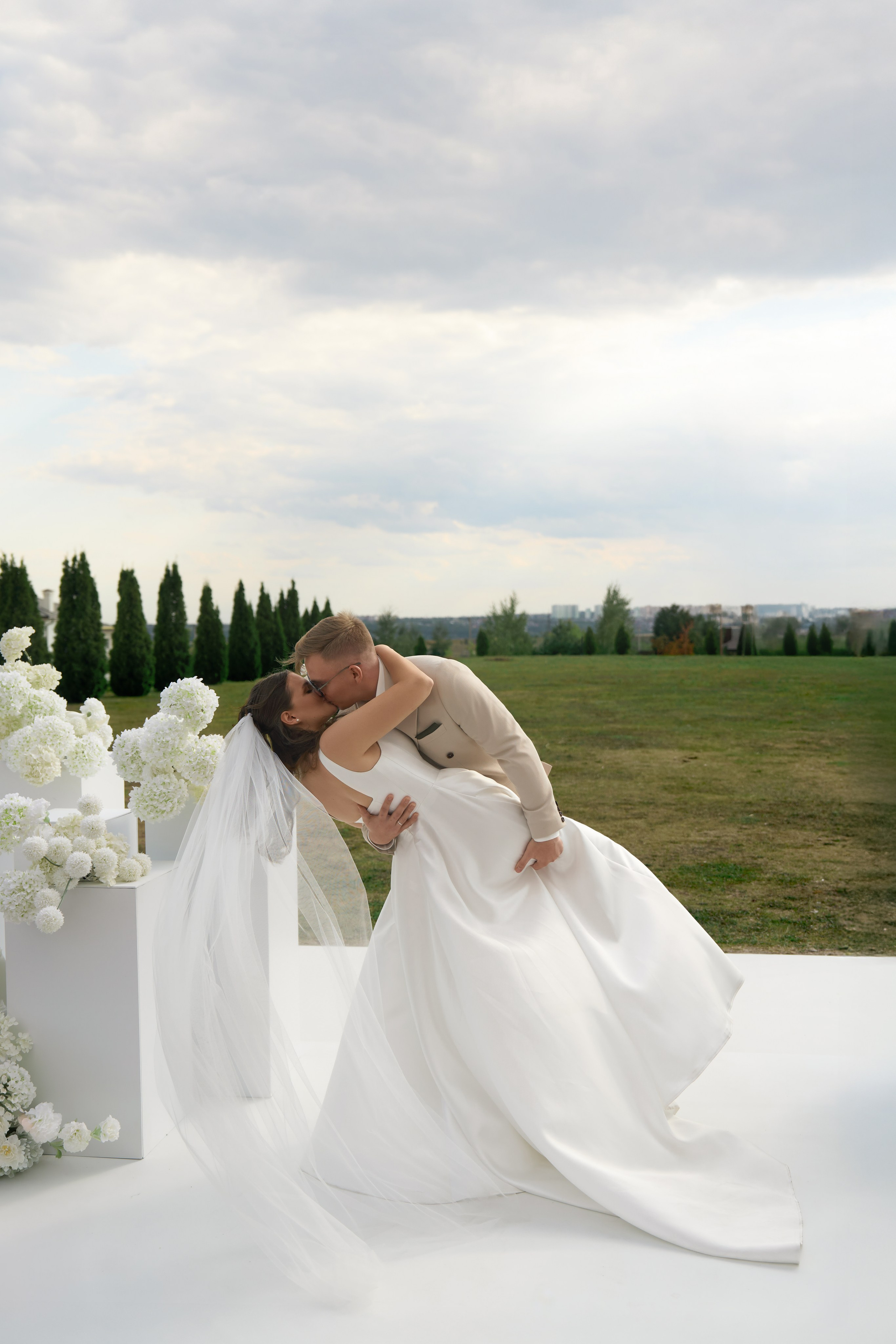 Свадебная фотосессия в «Гермесе» с белым моно-декором. Свадебный и коммерческий фотограф |Саратов Москва|