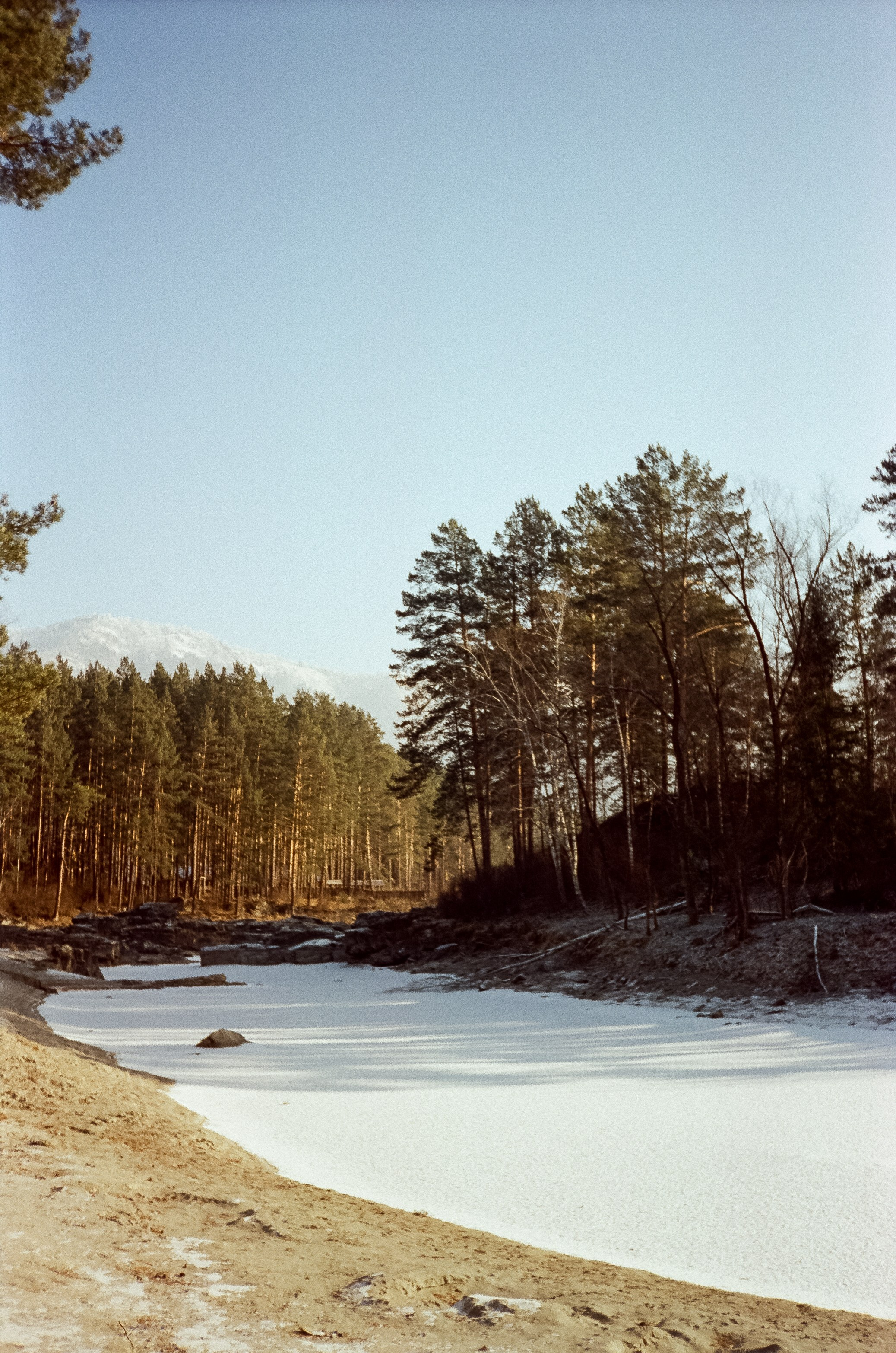 База Берель: лес, скалы, пляж, снег и лед, солнце и пар на Катуни. Фотограф-документалист Мария Осокина