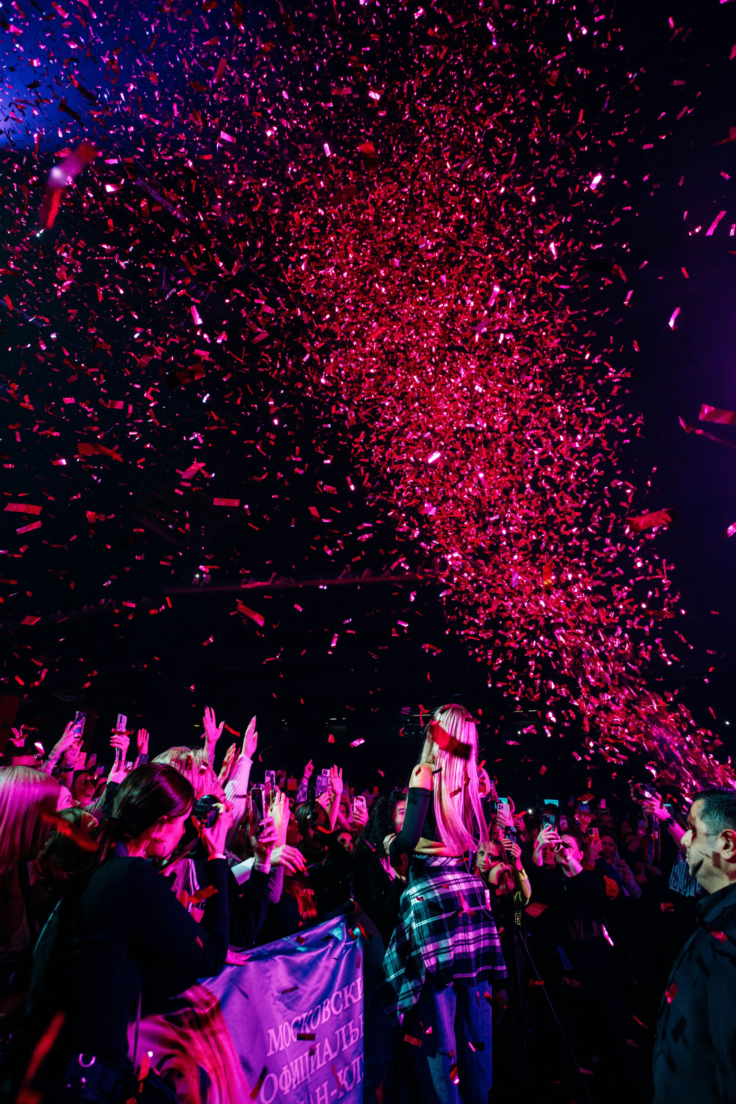 КОСИЧКИ ОТРЕЗАЛА И СОБРАЛА СТАДИУМ