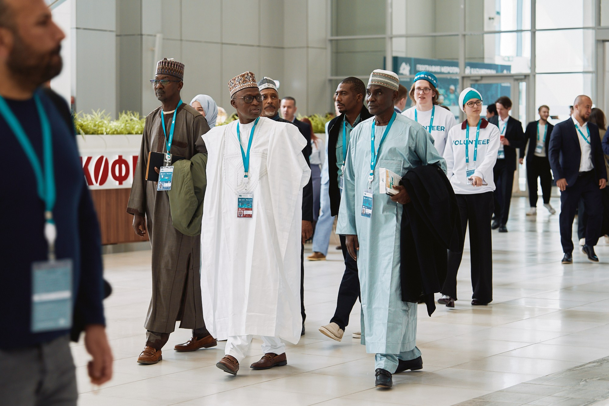 Участники KazanForum в национальных и деловых костюмах на открытии форума.