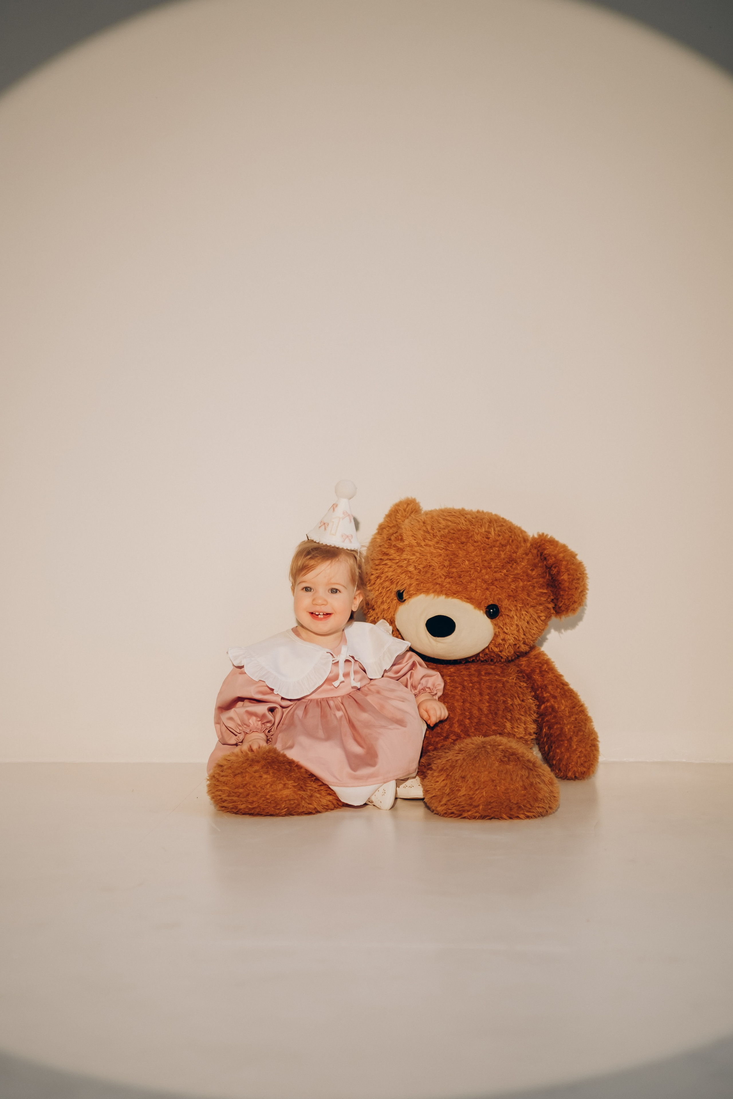 Фотосессия «День рождения» в минималистичной студии. Фотограф Новосибирск Анна Рождественская