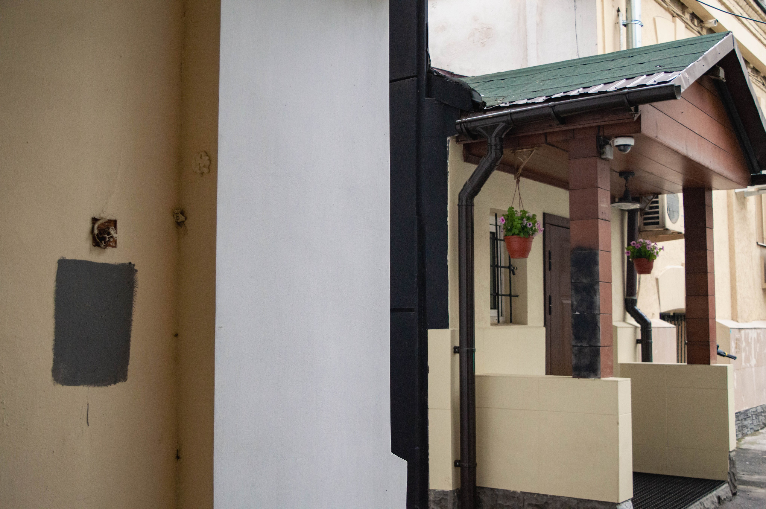 Типология «Стикербомбинг в городе». Фотограф Анастасия Лощакова в Москве