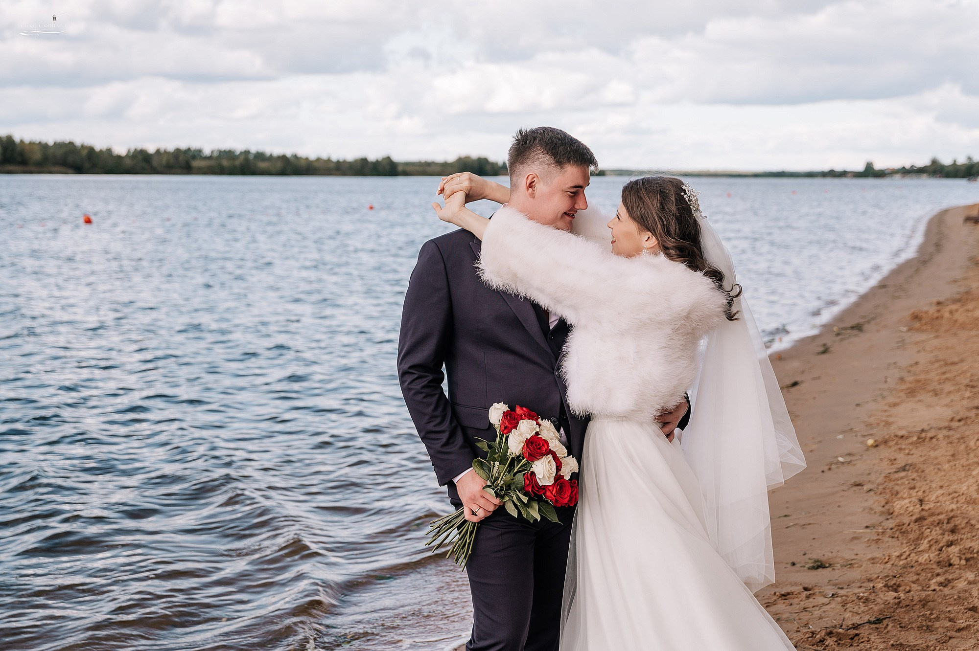 Свадебная прогулка Евгения и Анны в Дубне. Свадебный фотограф в Дубне Алексей Фонарёв