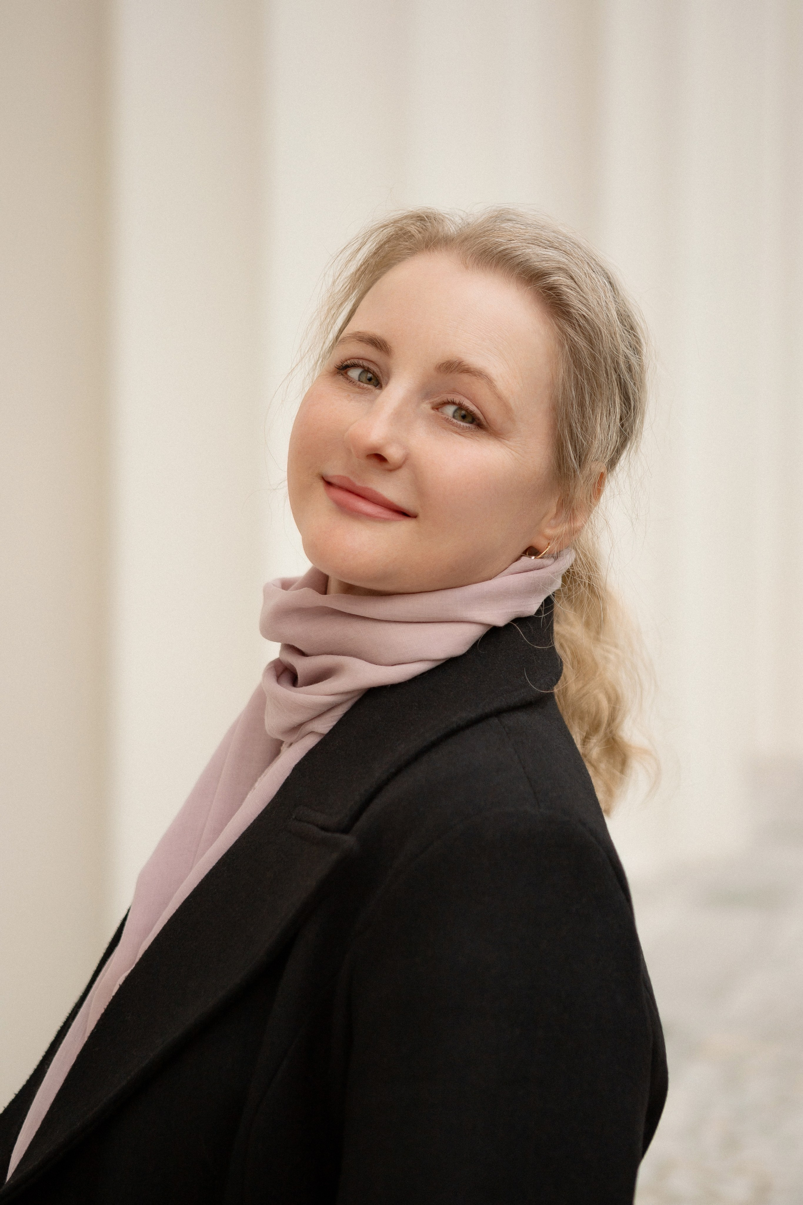 Красивая аватарка, женская фотосессия на ВДНХ. Фотосессия на улице в Москве. Лучший фотограф Москвы. Идеи для фотосъемки.