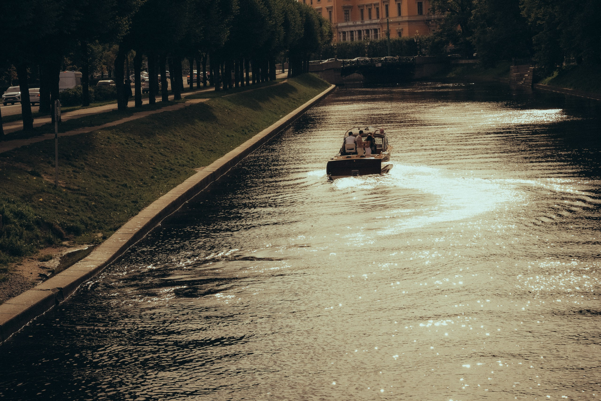 СВАДЕНБНАЯ СЬЕМКА НА КАТЕРЕ ПО КАНАЛАМ САНКТ-ПЕТЕРБУРГА И В АКВАТОРИИ НЕВЫ. Профессиональный фотограф, Санкт-Петербург — Виктория Богомолова
