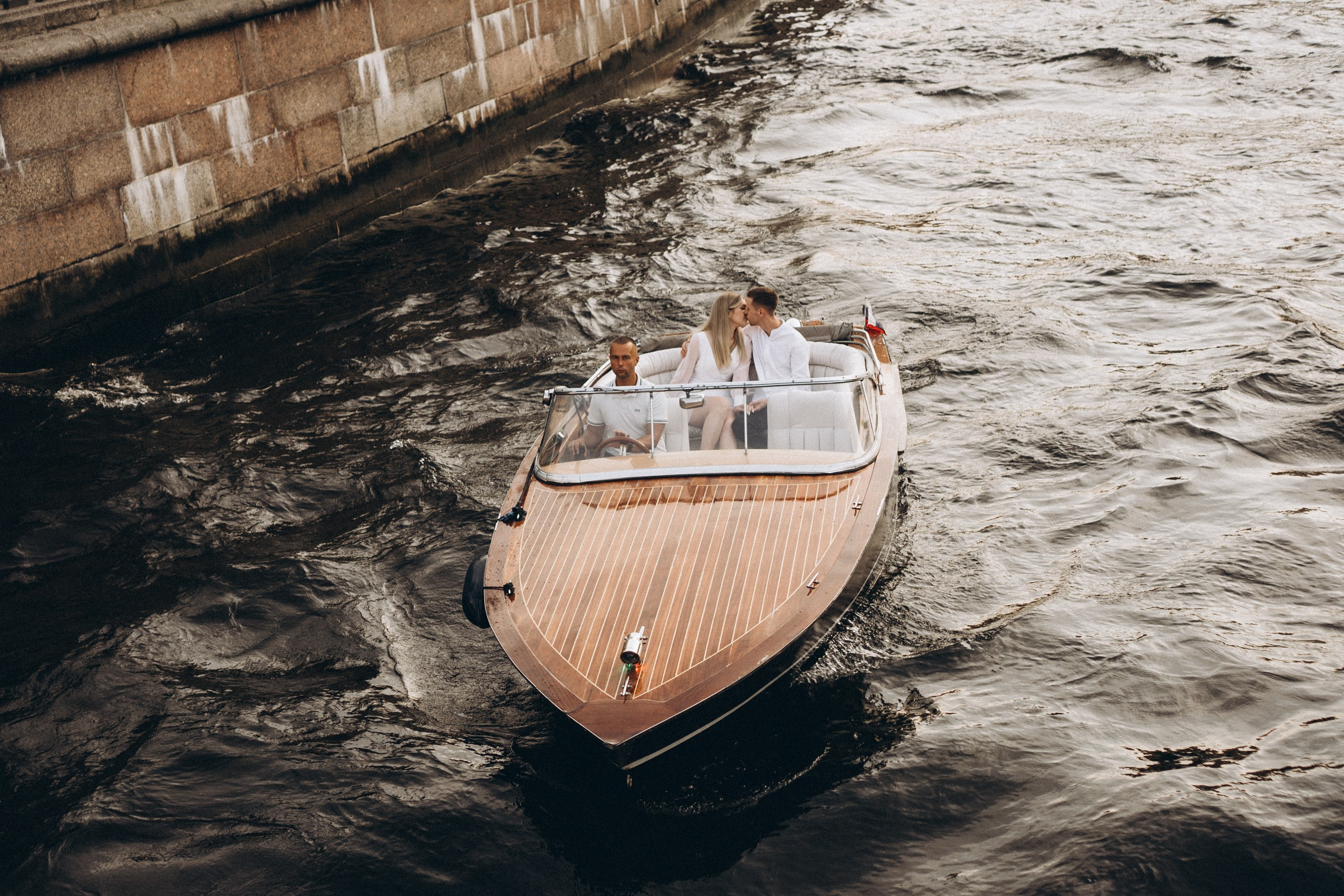 СВАДЕНБНАЯ СЬЕМКА НА КАТЕРЕ ПО КАНАЛАМ САНКТ-ПЕТЕРБУРГА И В АКВАТОРИИ НЕВЫ. Профессиональный фотограф, Санкт-Петербург — Виктория Богомолова