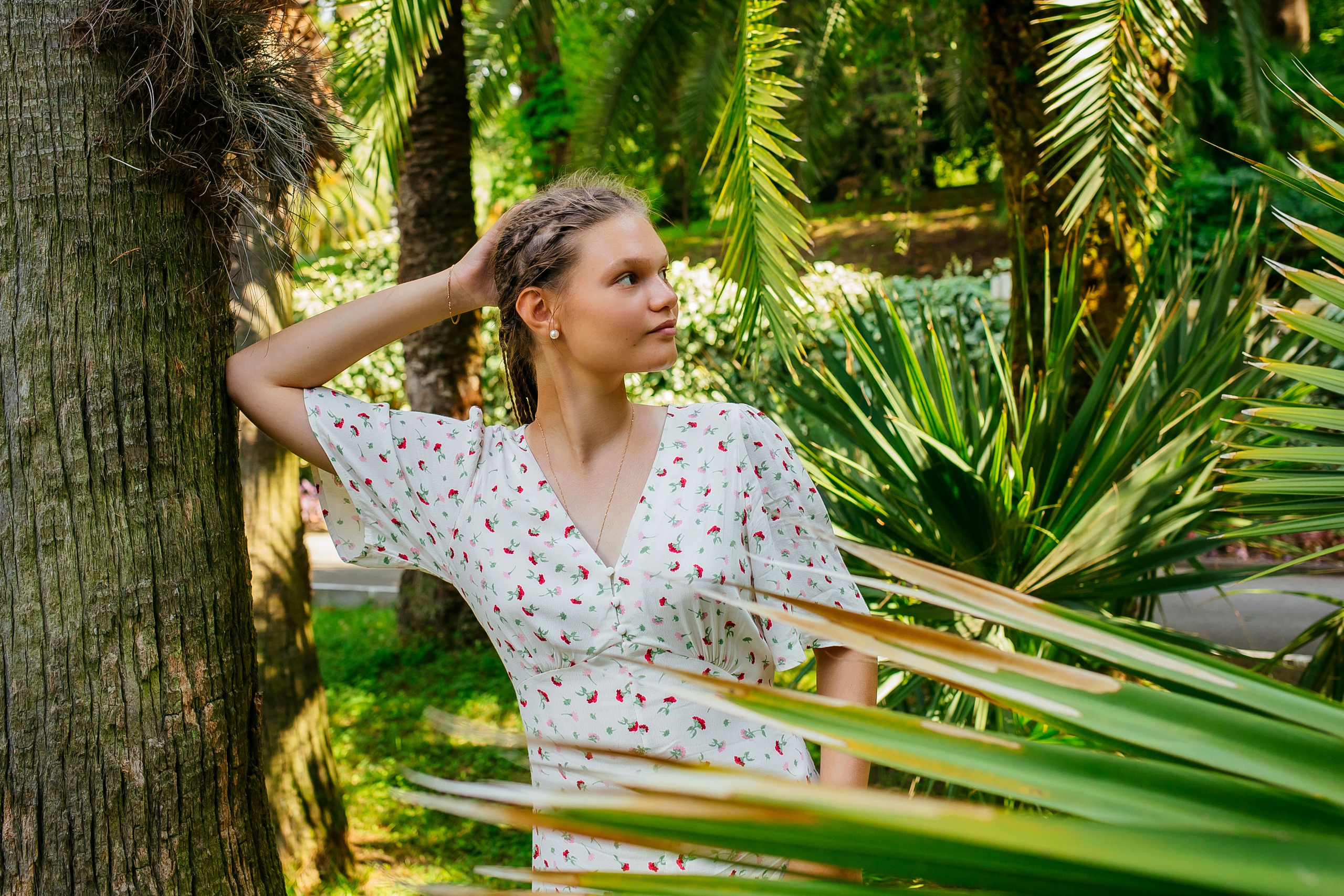 Индивидуальная фотосессия девушки в Сочинском дендрарии среди пальм