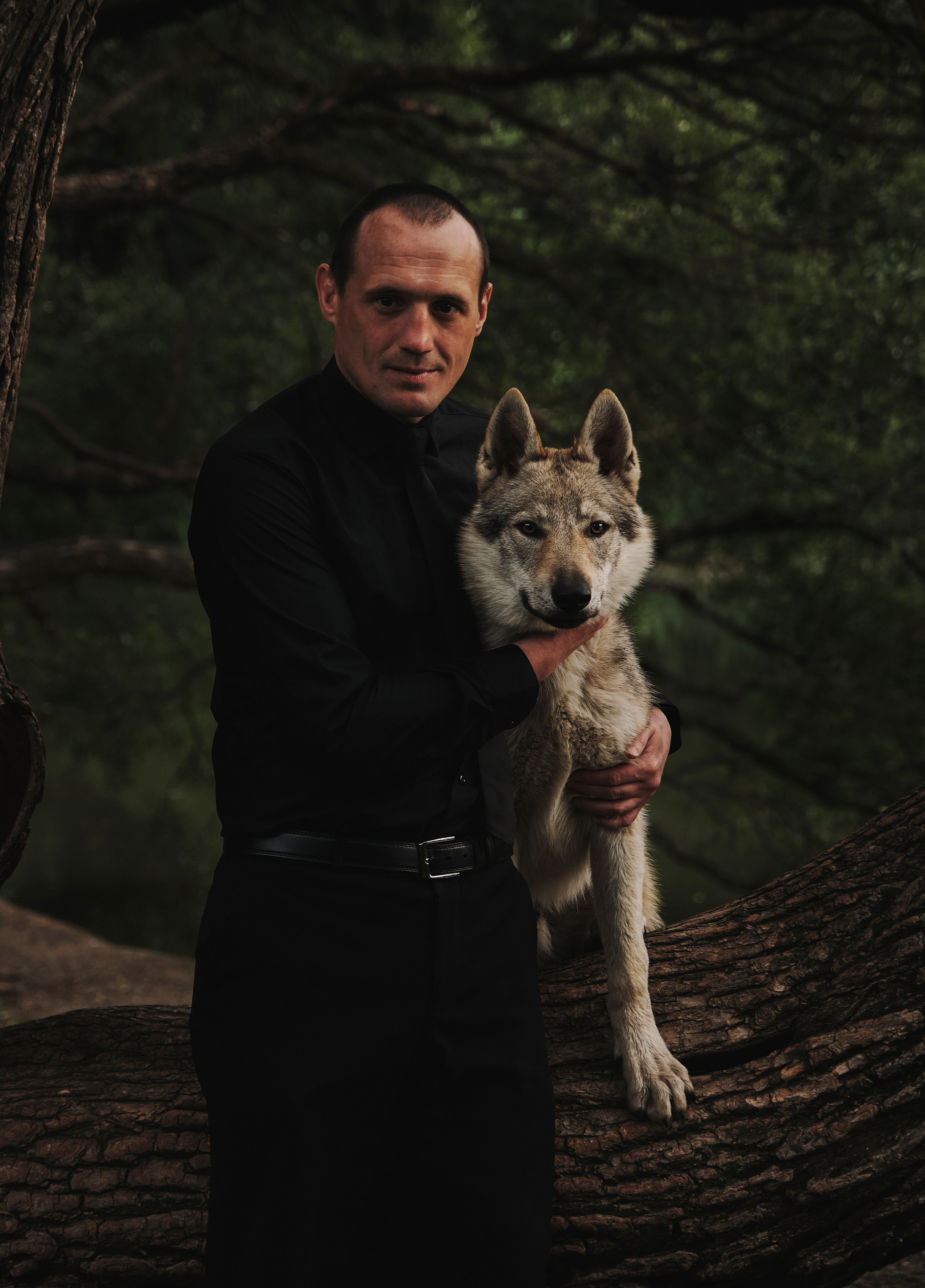 фотосессия мужчины с волком в Москве