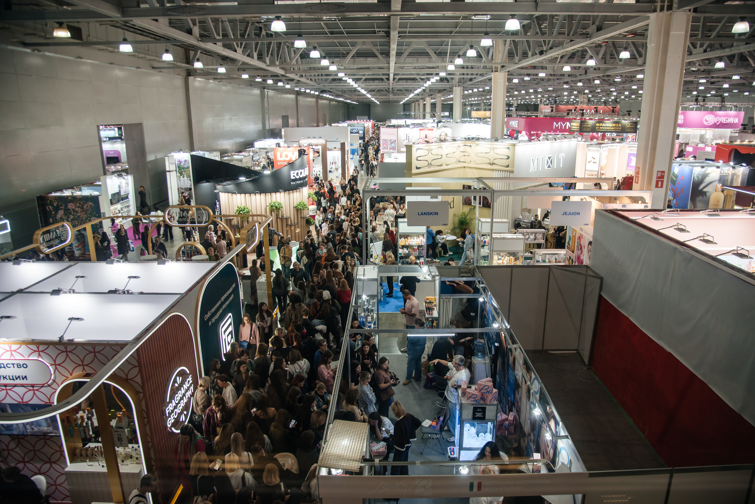 Almas parfumes Intersharm 2025. Фотограф в Москве Елена Брюханова