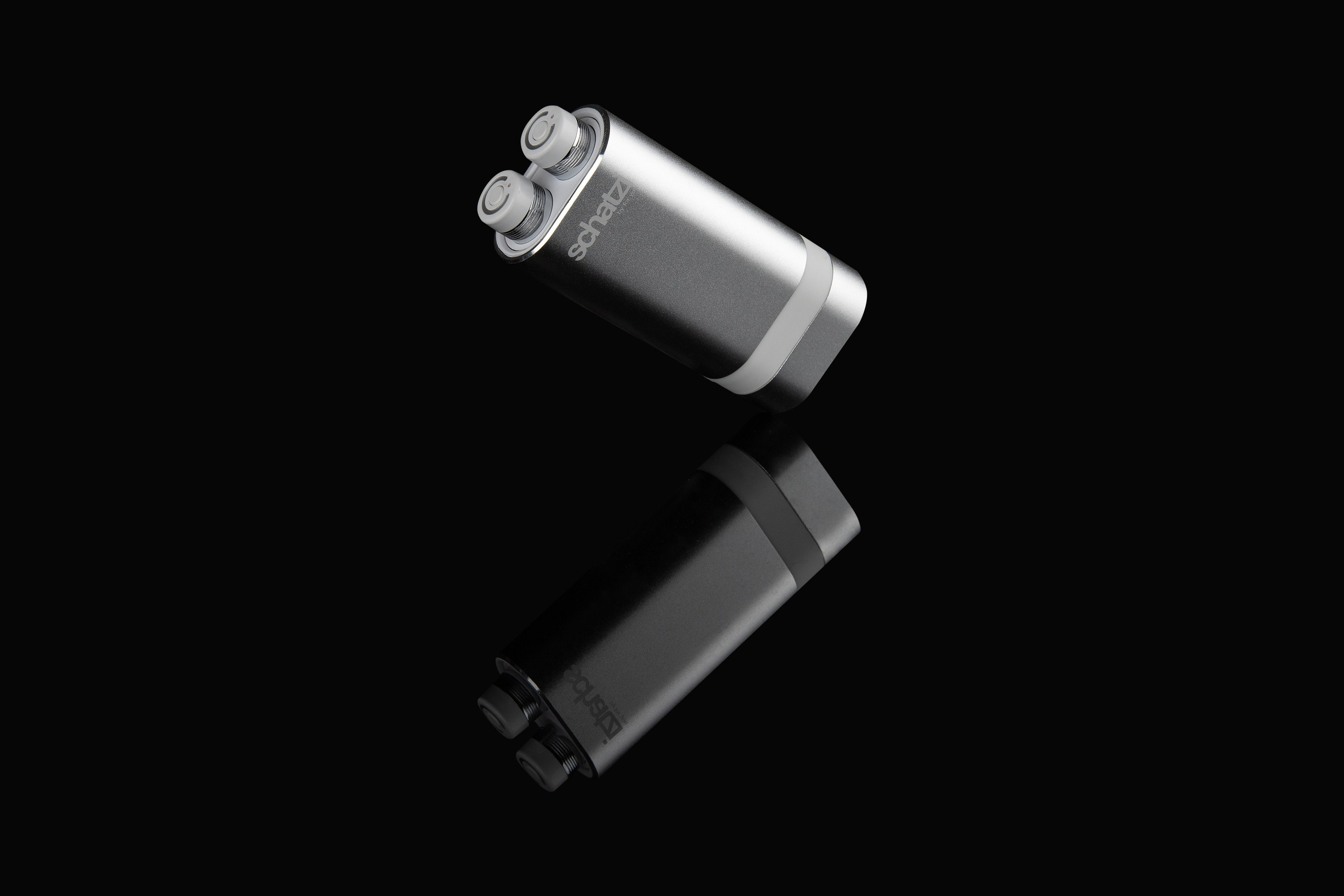 Серебристые беспроводные наушники в кейсе 45 граудсов