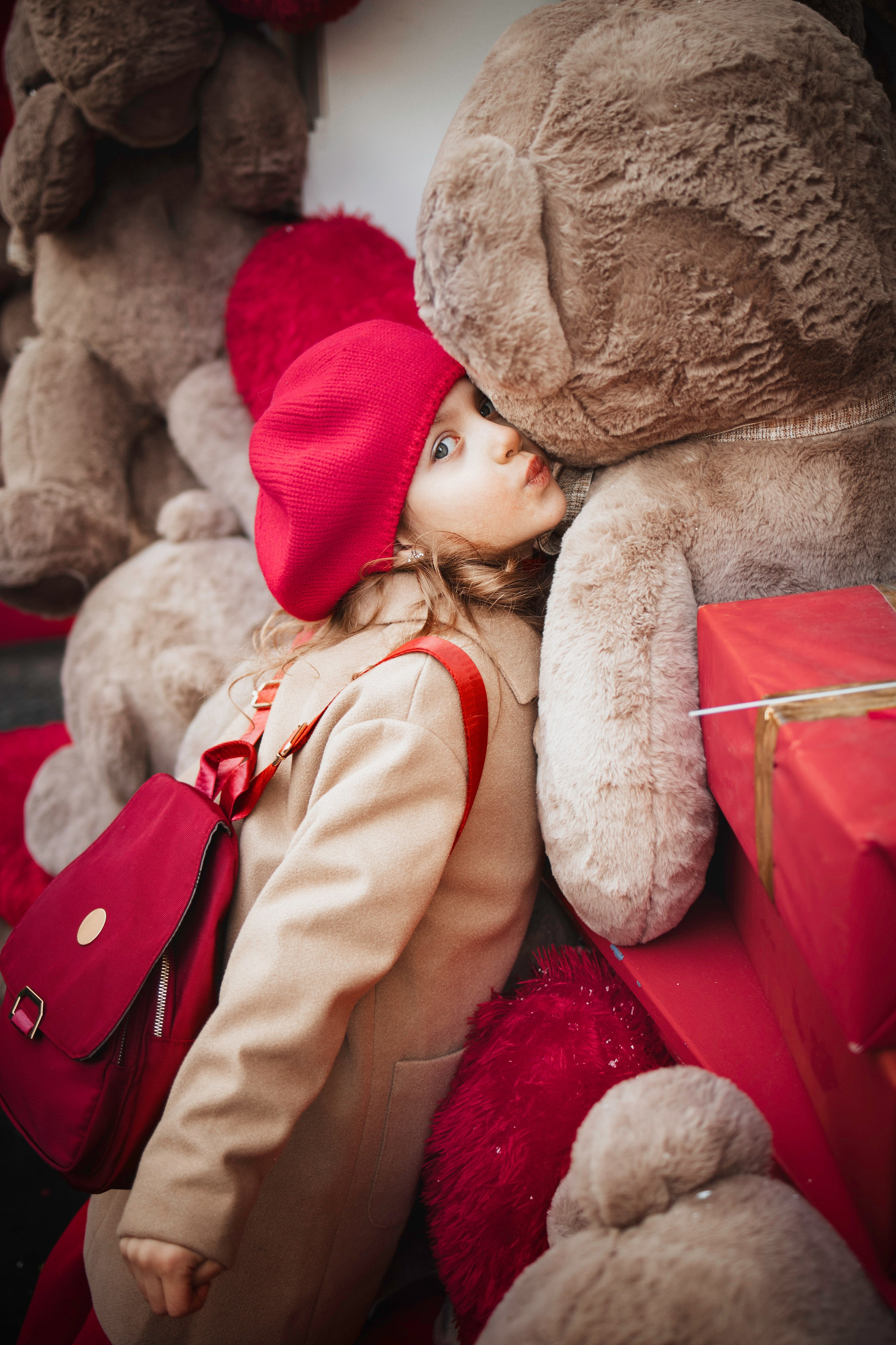 Семейная фотосъемка в Москве для мамы и дочки. Прогулка днем по новогодней Москве украшенной зимними новогодними елками и шарами, красно-бежевая, Третьяковский проезд, Манежная площадь, ГУМ-ярмарка