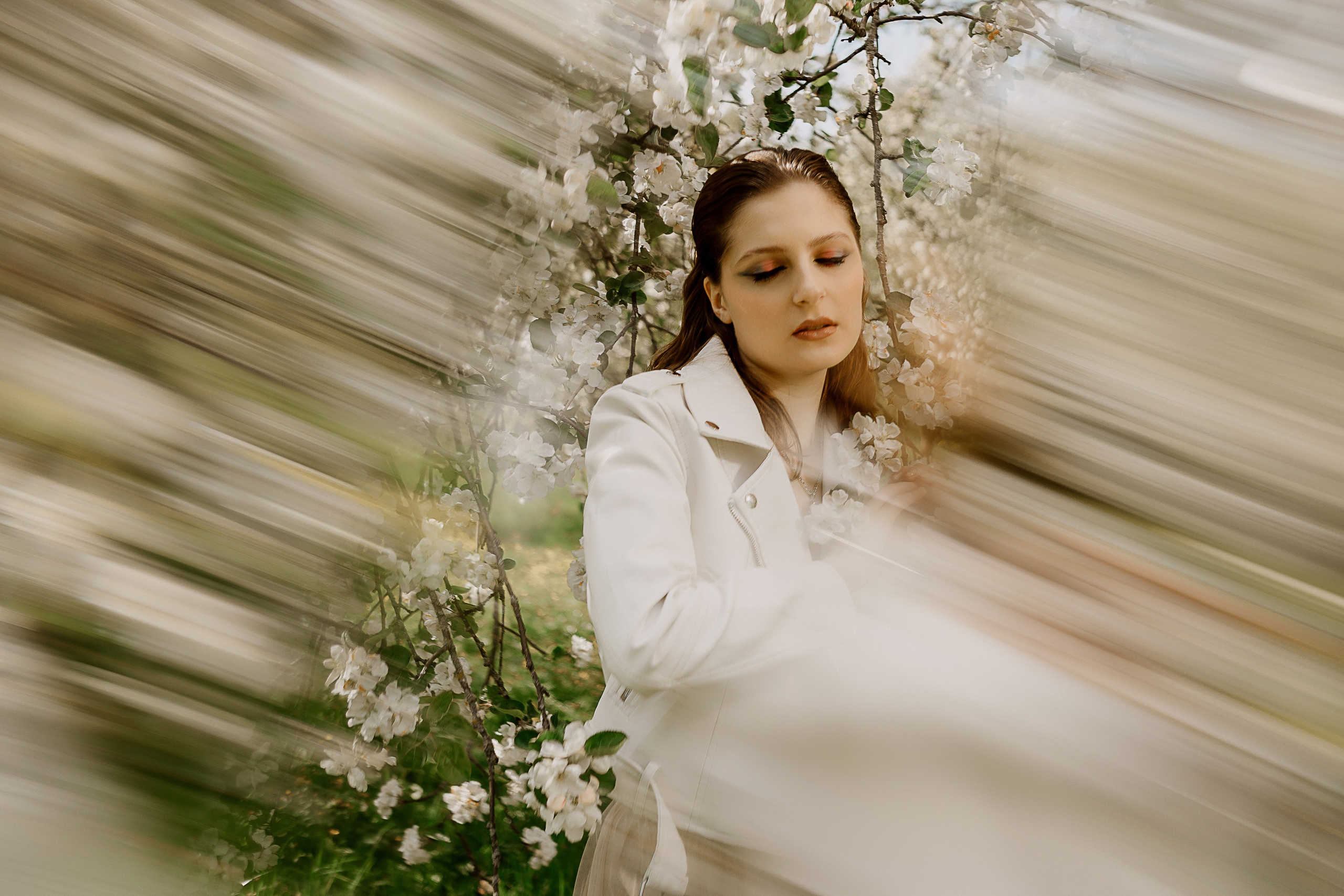 Женская фотосессия в цветущем саду. Семейный и женский фотограф в Москве Надежда Воробьева