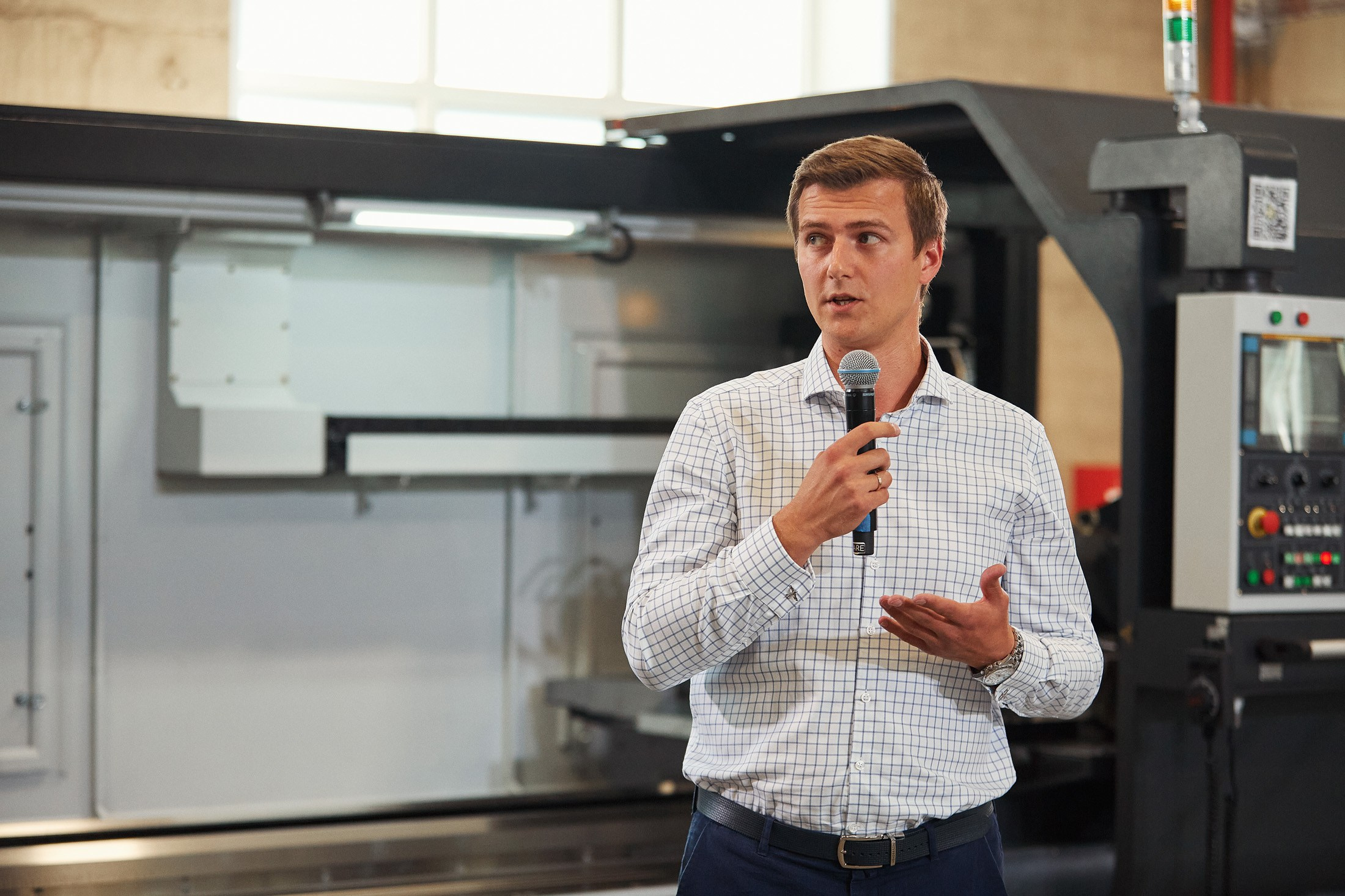 EMG / Международный форум / Презентация нового высокоточного станка. Антон Артюшин, портретный фотограф. Москва