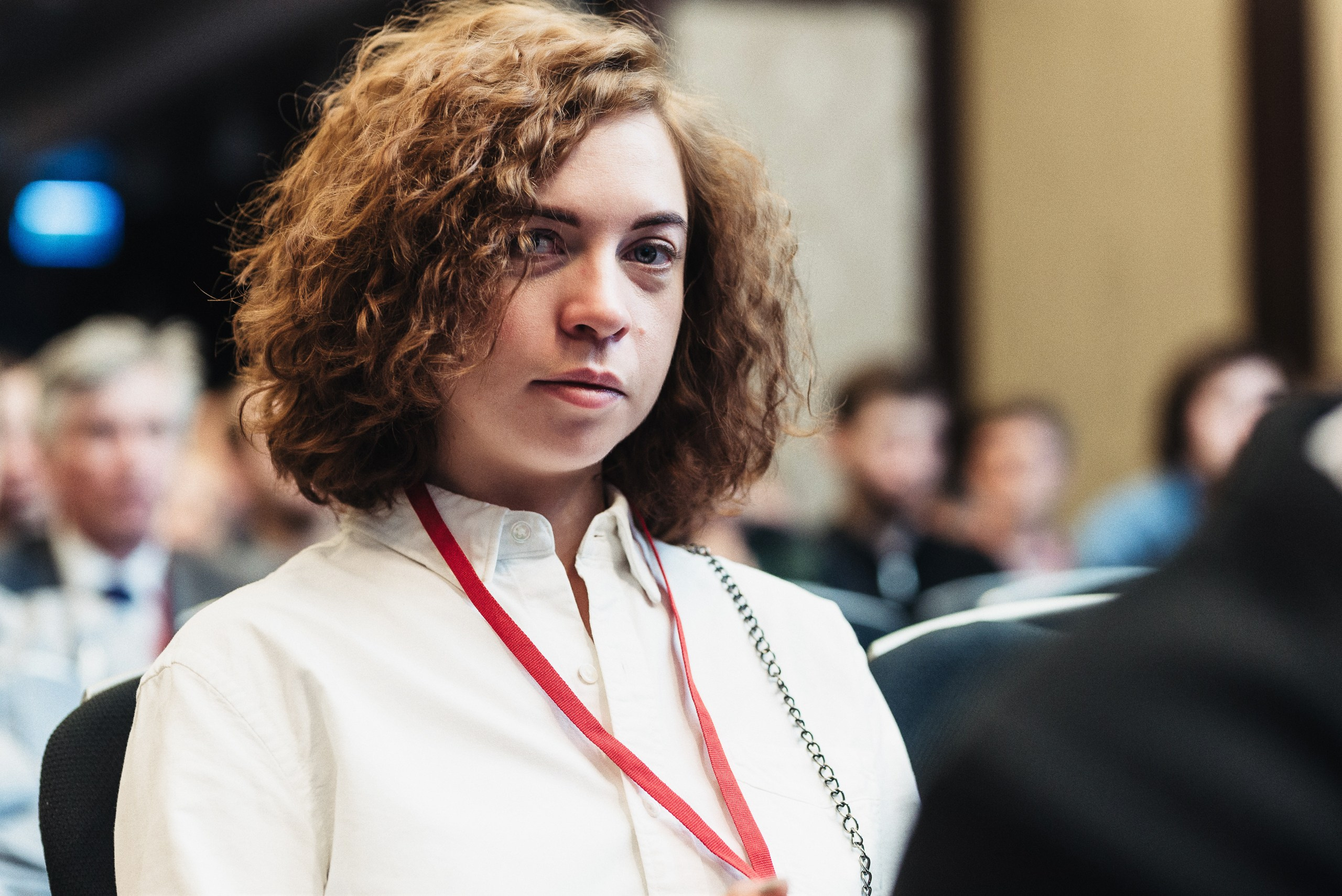 Фотография зала конференции с участниками во время выступления спикера.