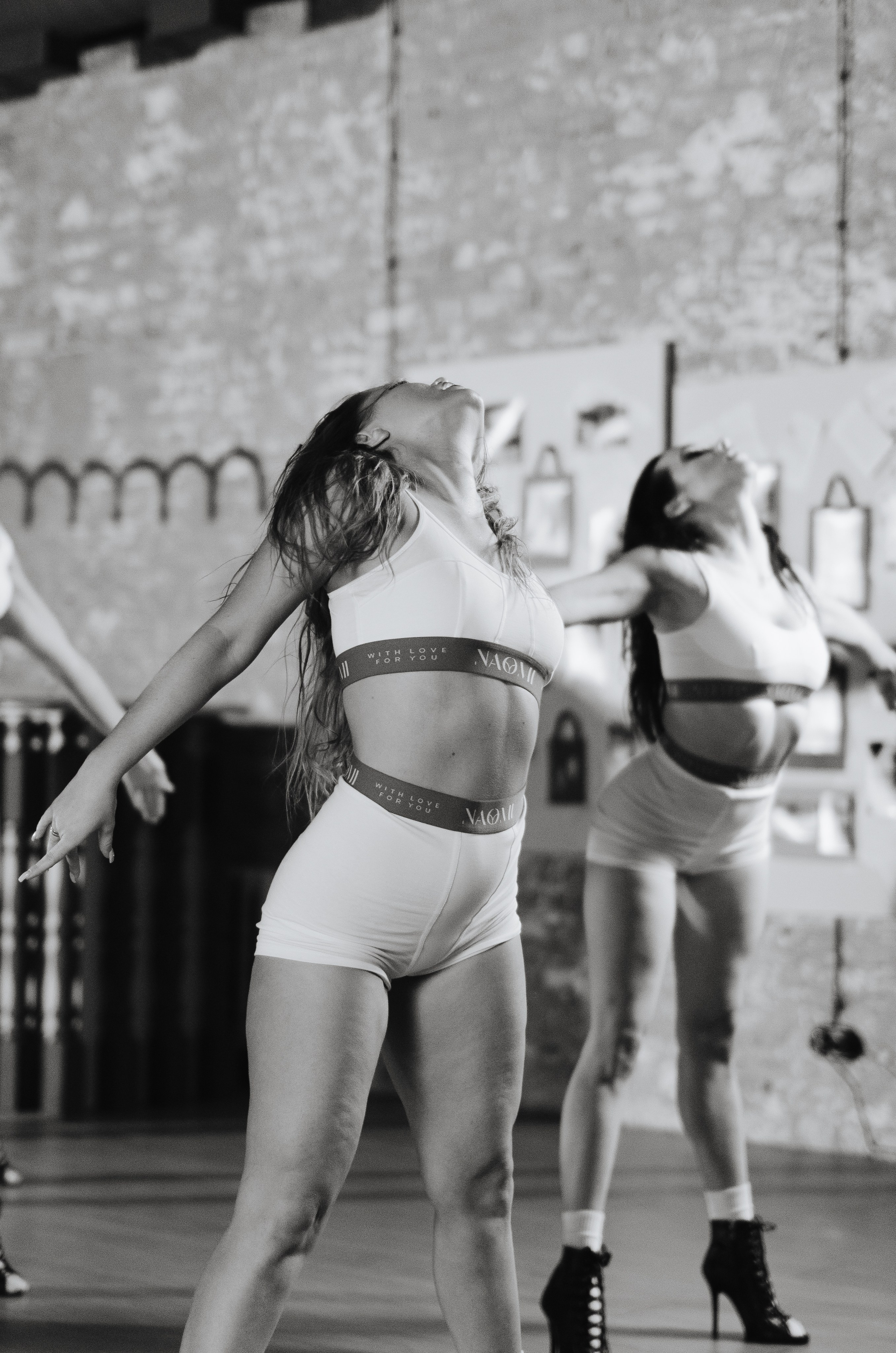 Фото-подглядки с видеосъемки танцевальной команды «Secret». Денисова Аля — фотограф для парных съемок и индивидуальных историй в Барнауле