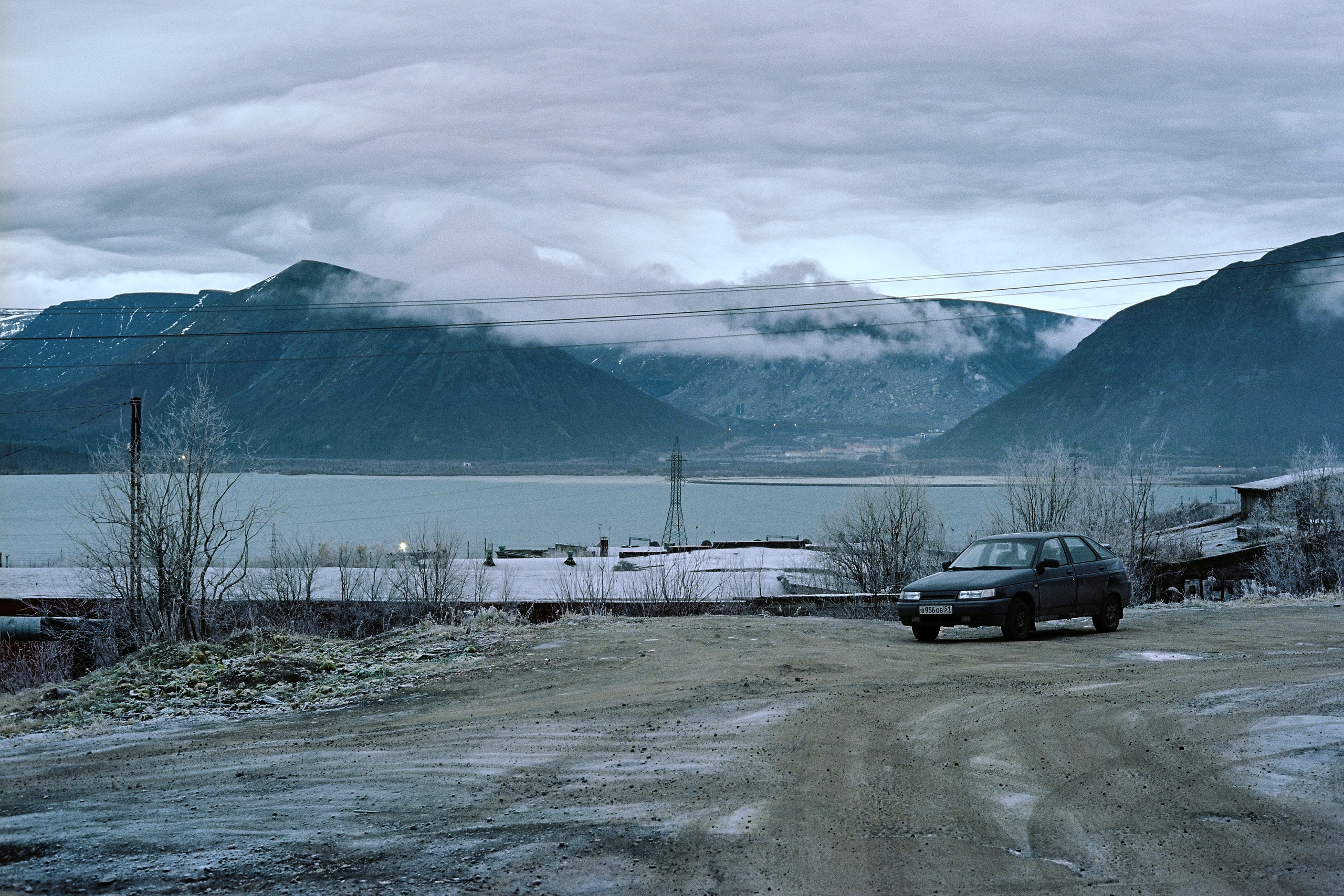 Постапокалиптичный депрессивный вид на озеро Большой Вудъявр. Кировск, Мурманская область.
