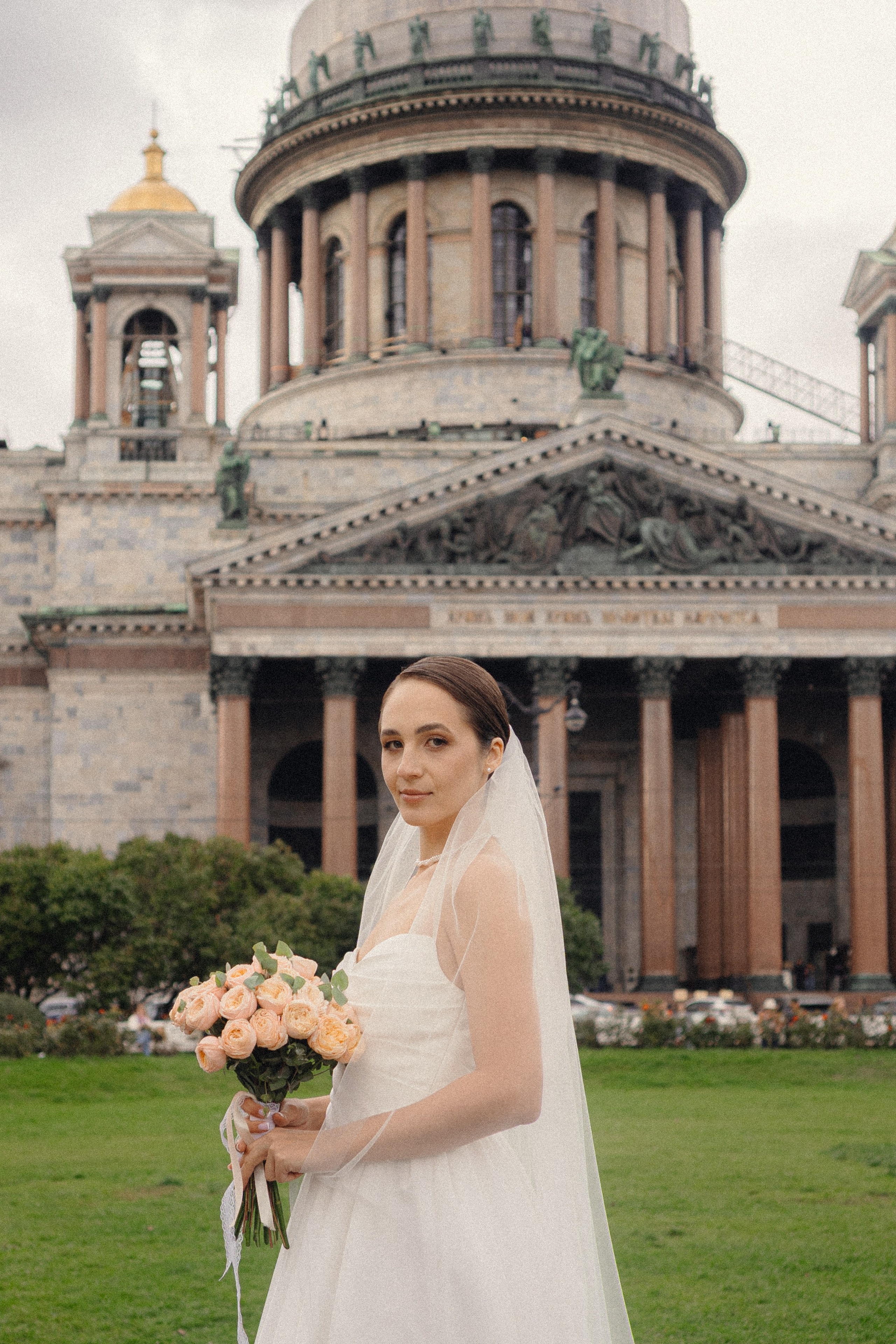 СВАДЕБНАЯ ПРОГУЛКА В САНТК-ПЕТЕРБУРГЕ (ИСАКИЕВСКИЙ СОБОР, ЗИМНЯЯ КАНАВКА, ЭРМИТАЖ И БОЛЬШАЯ МОРСКАЯ УЛИЦА). Профессиональный фотограф, Санкт-Петербург — Виктория Богомолова