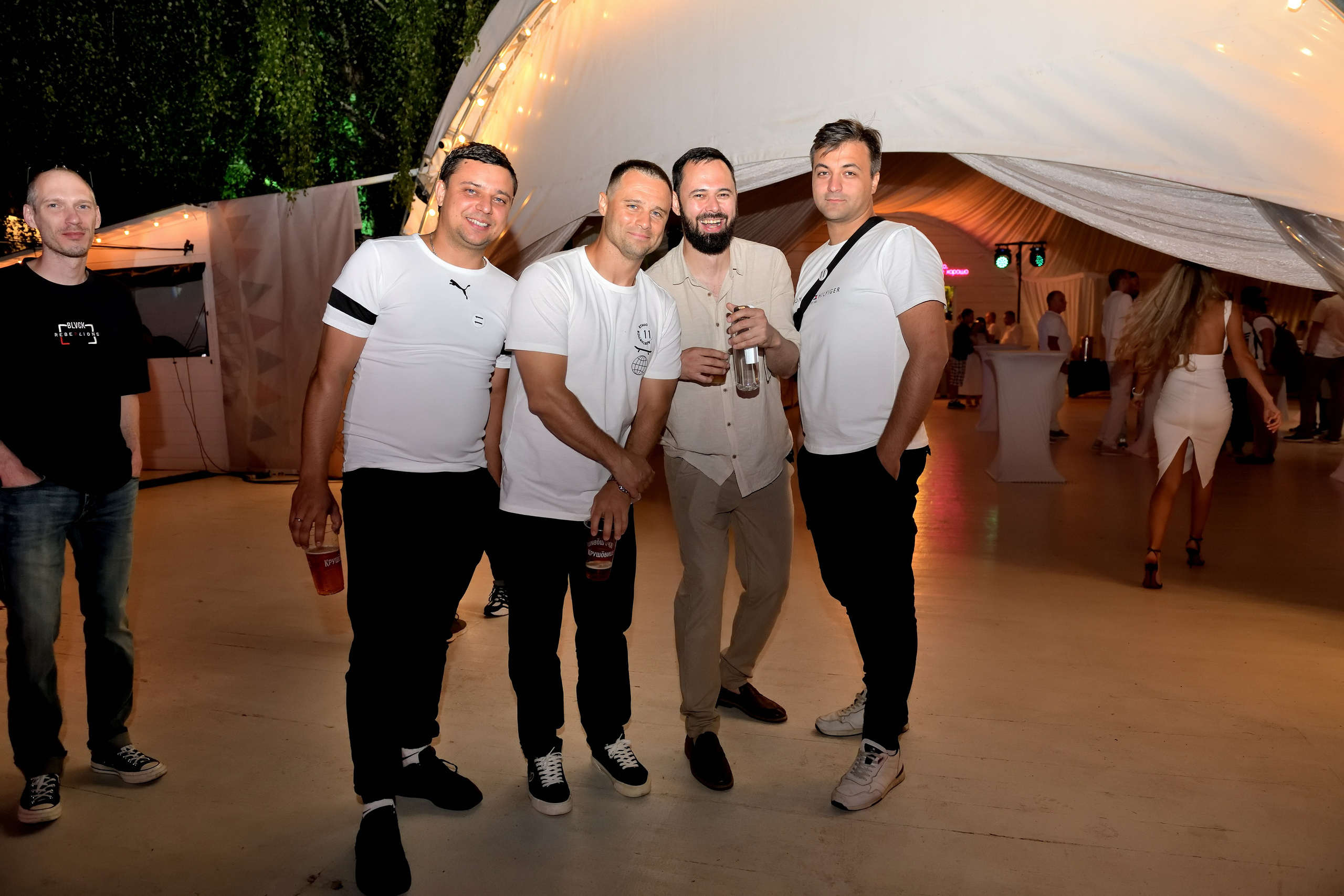 "Фотография мужчин на летнем корпоративе".