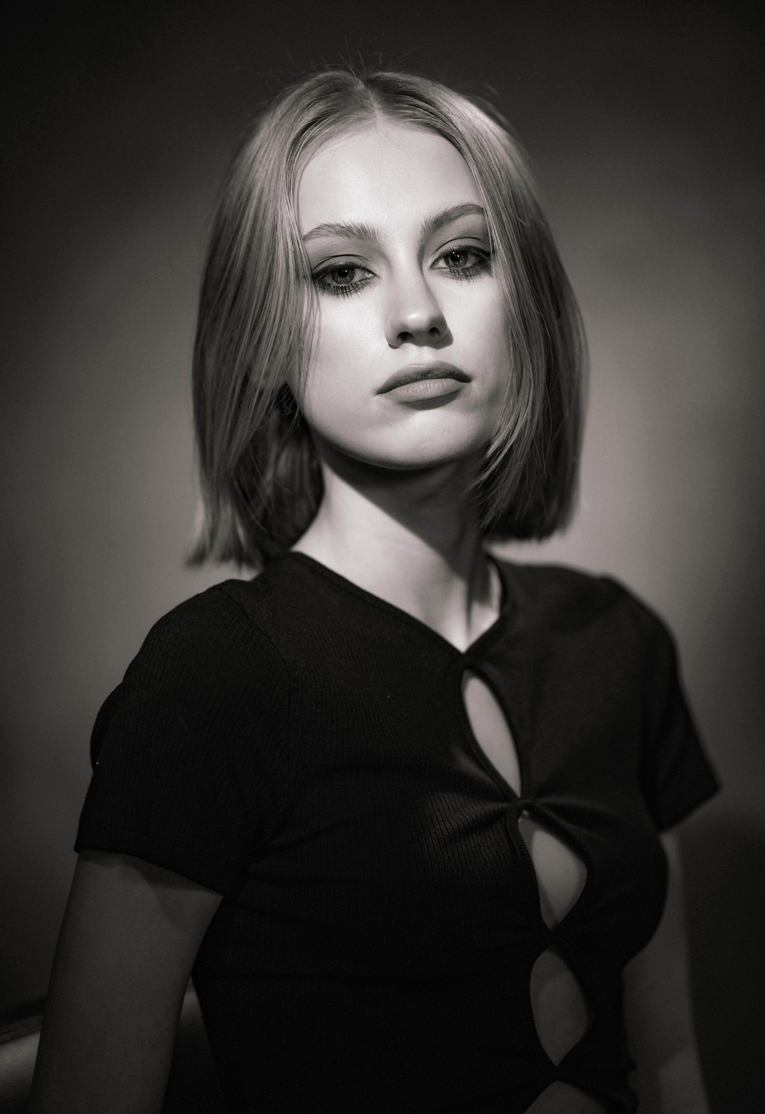 Дерзкая блондинка тинейджерка.