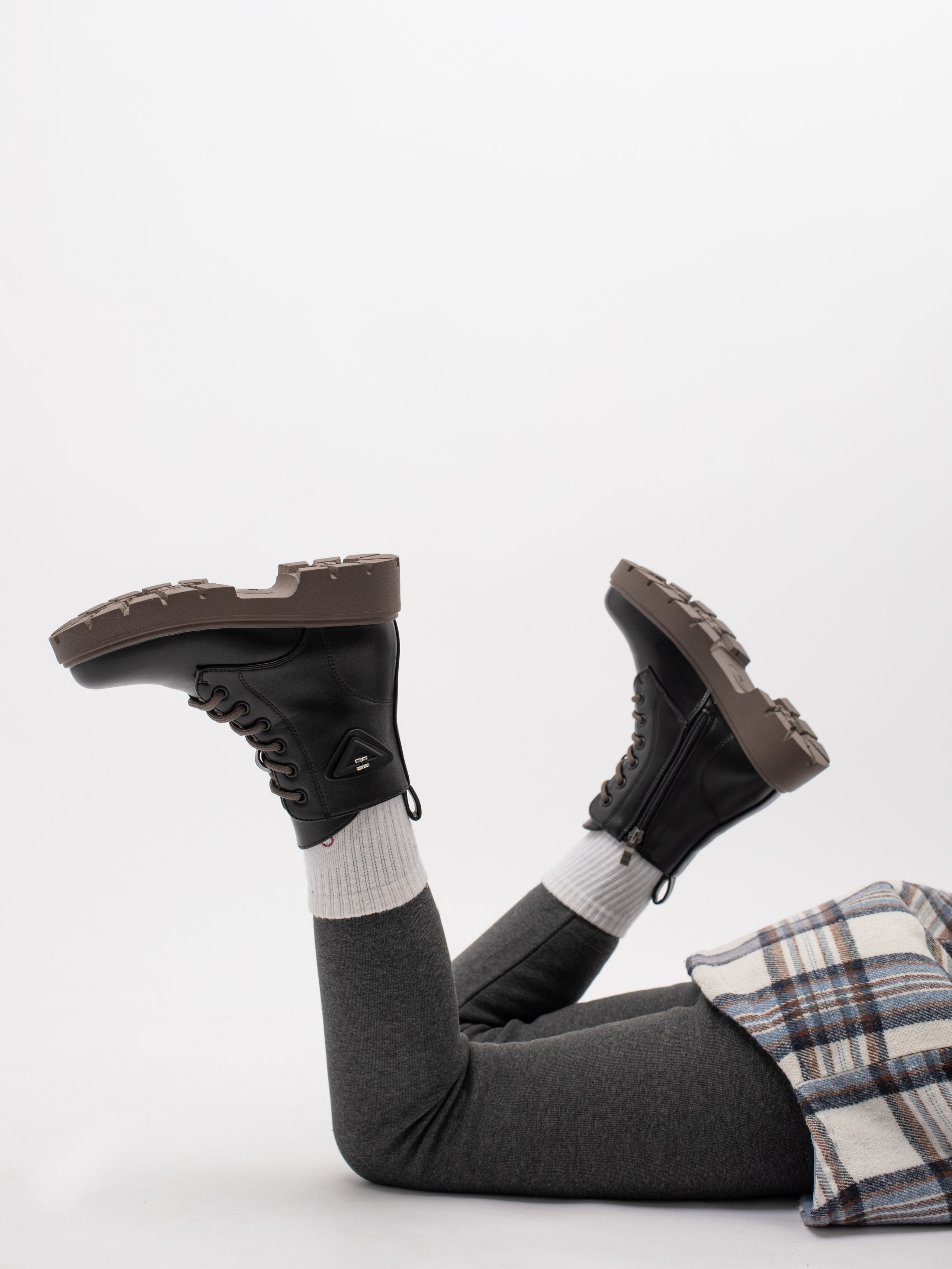 Ботинки для девочки. Фотостудия предметной и модельной съёмки для маркетплейсов