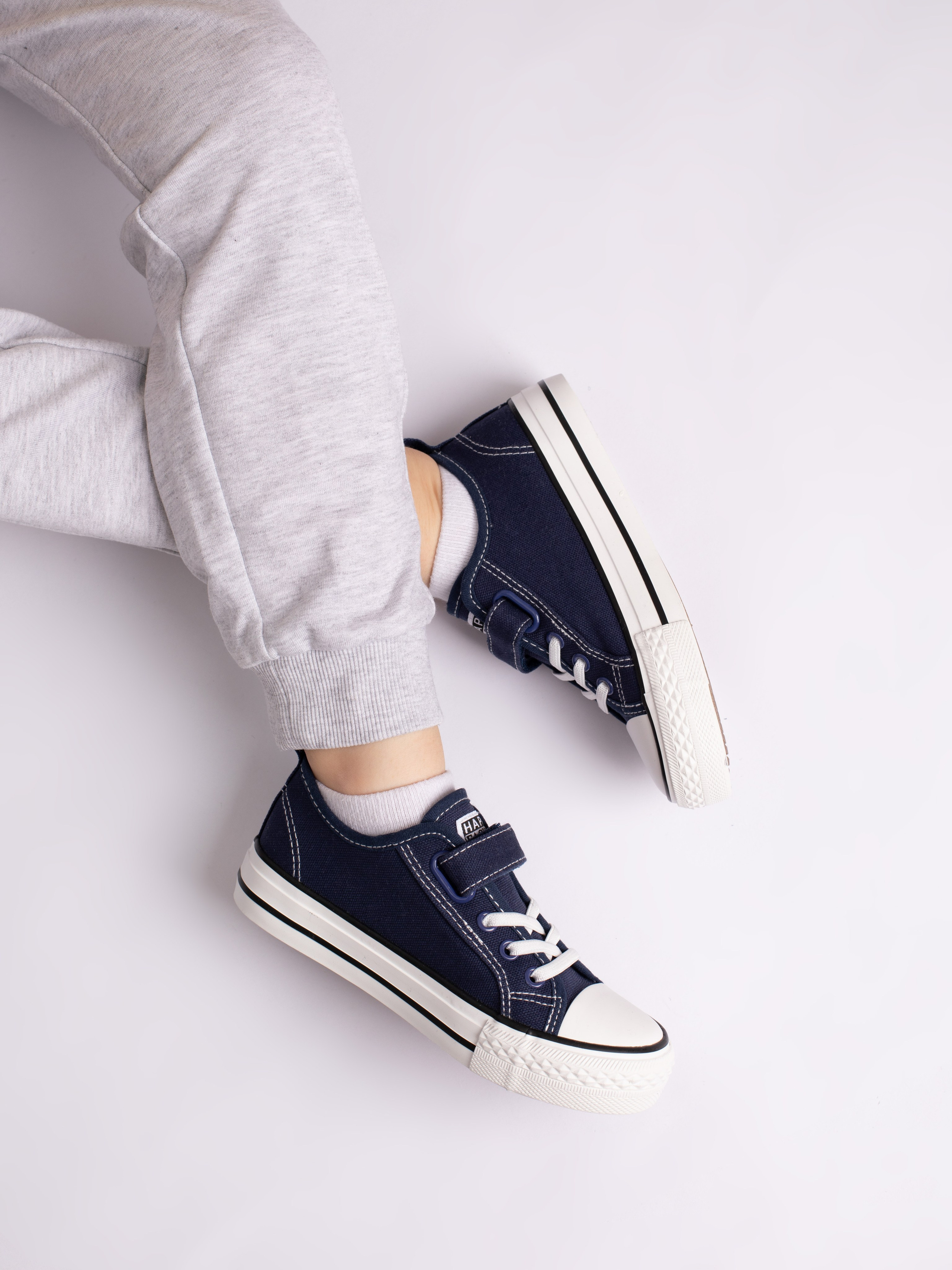 Детские кеды. Фотостудия предметной и модельной съёмки для маркетплейсов