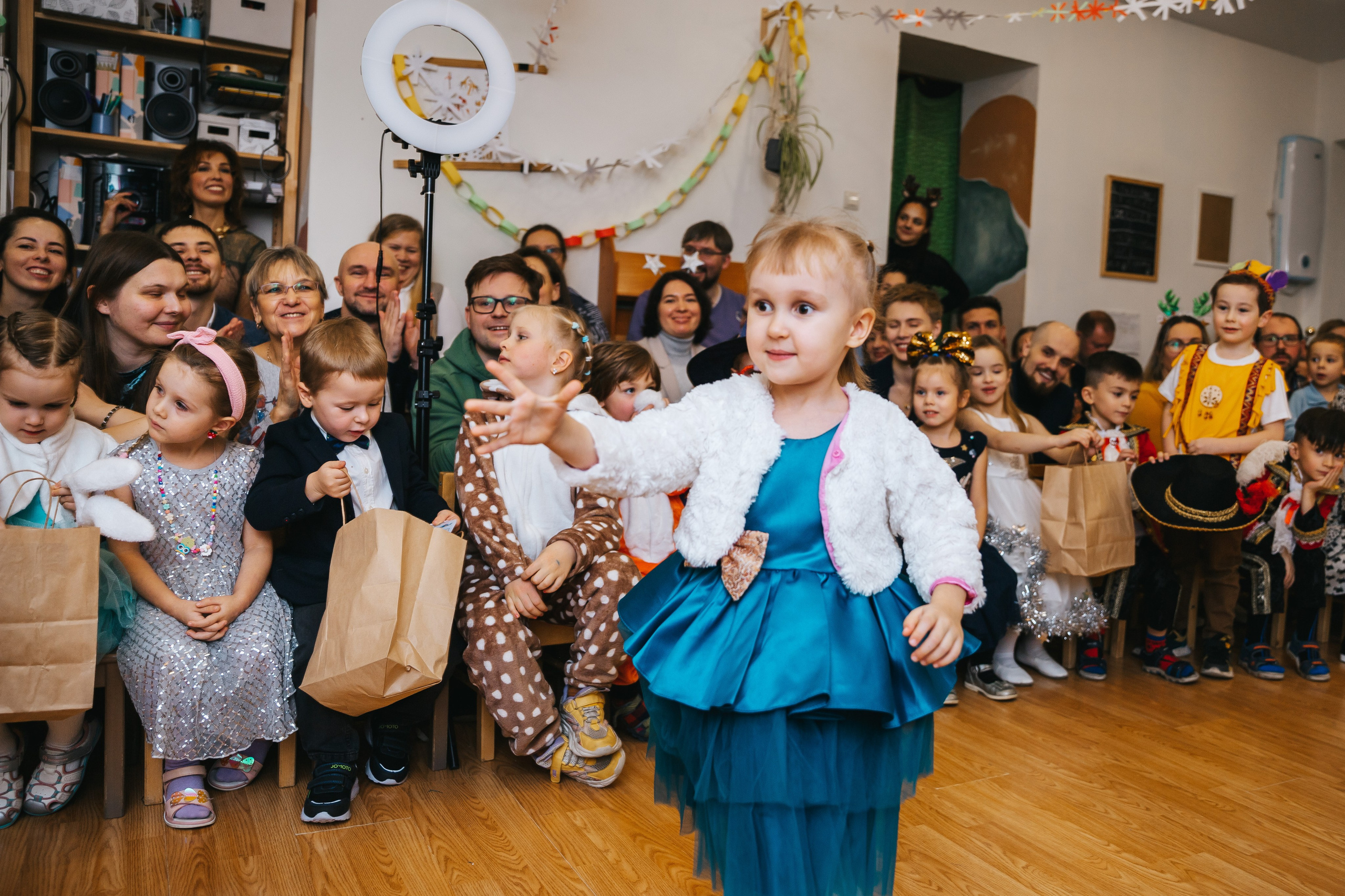 Новогодний утренник в Монтессори-садике. Семейный lifestyle фотограф в Санкт-Петербурге Людмила Пахомова