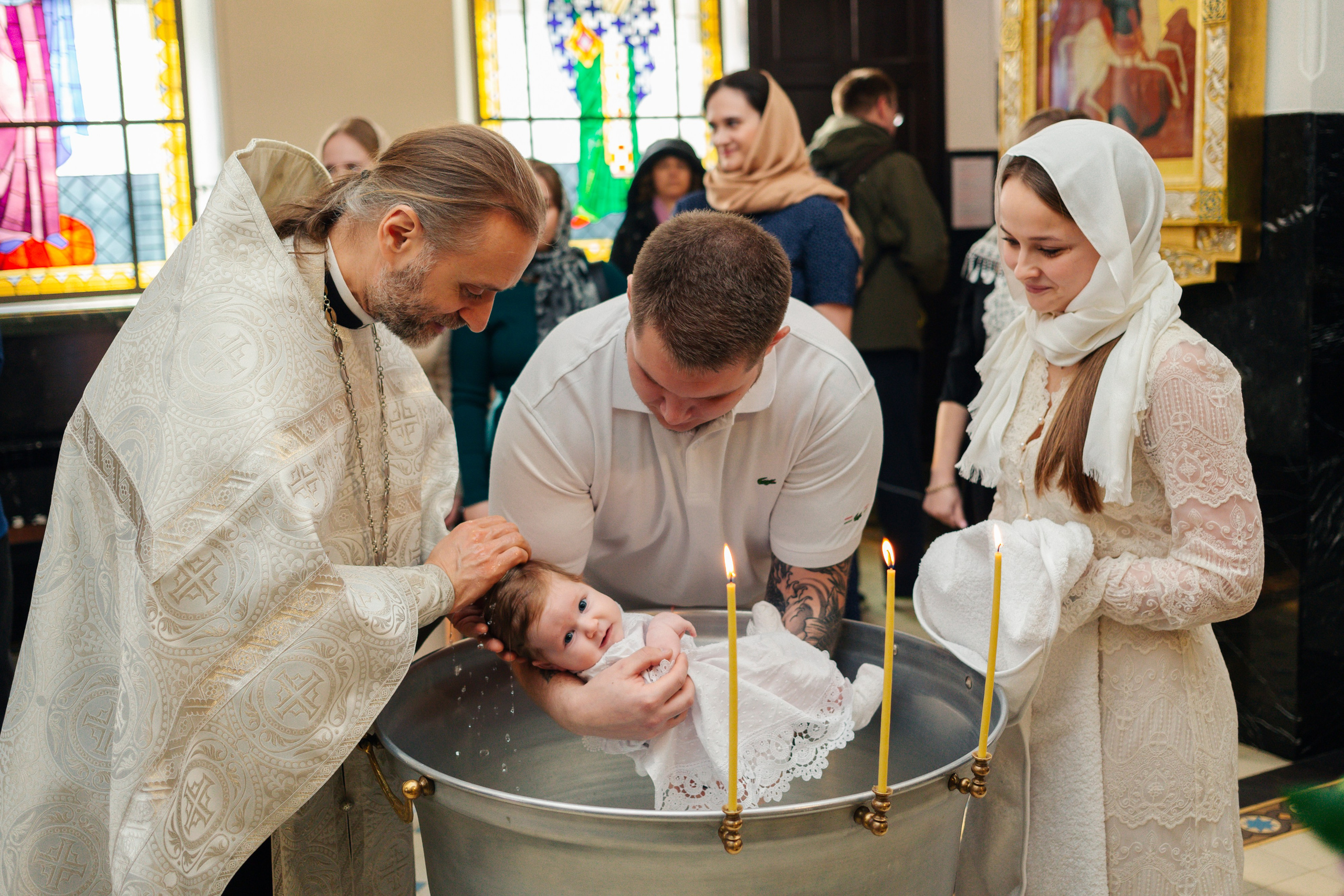 Сравнение критериев: в каком храме лучше крестить ребенка — атмосфера, расположение, правила, Современная крестильная купель для полного погружения. На что обратить внимание при выборе храма, Вместительный и светлый зал храма — ключевой фактор при выборе места для крещения с большим числом гостей, купель в храме Невского района Санкт-Петербурга