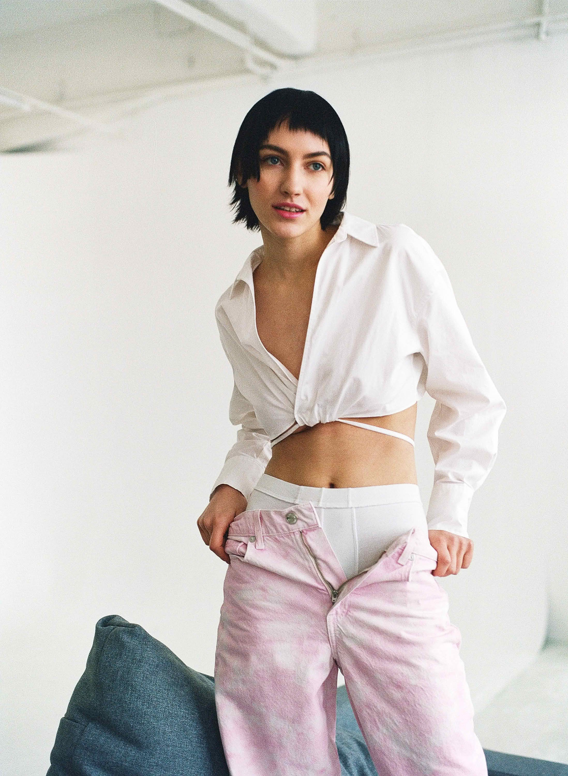 Индивидуальная фотосессия СПб — девушка в розовых брюках и белом кроп-топе улыбается, мягкий студийный свет