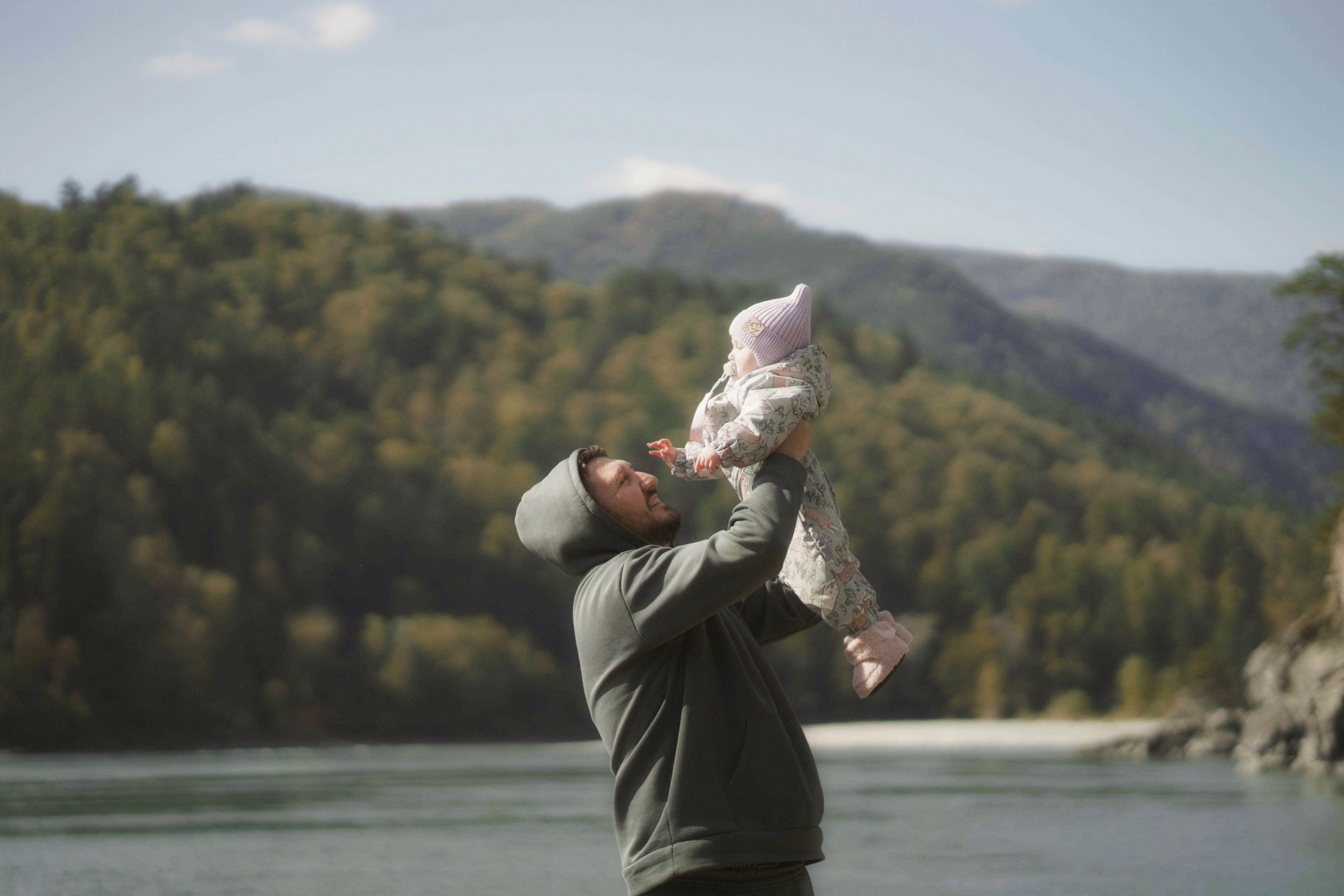 Семейная съемка дома. Выездной фотограф-видеограф в Республике Алтай Солоны Куюкова