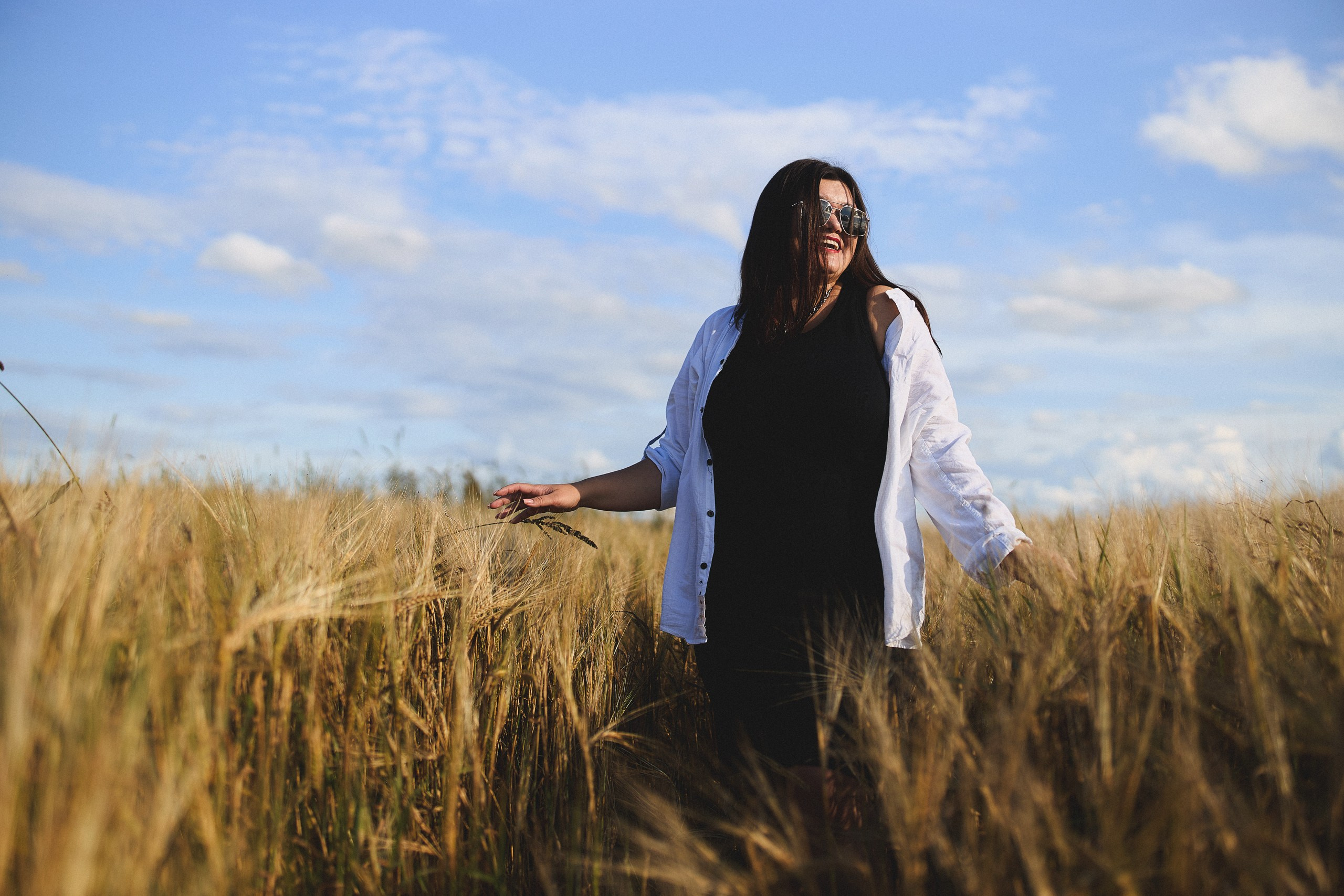 Наташа, поле. Фотограф Игорь Михайлов