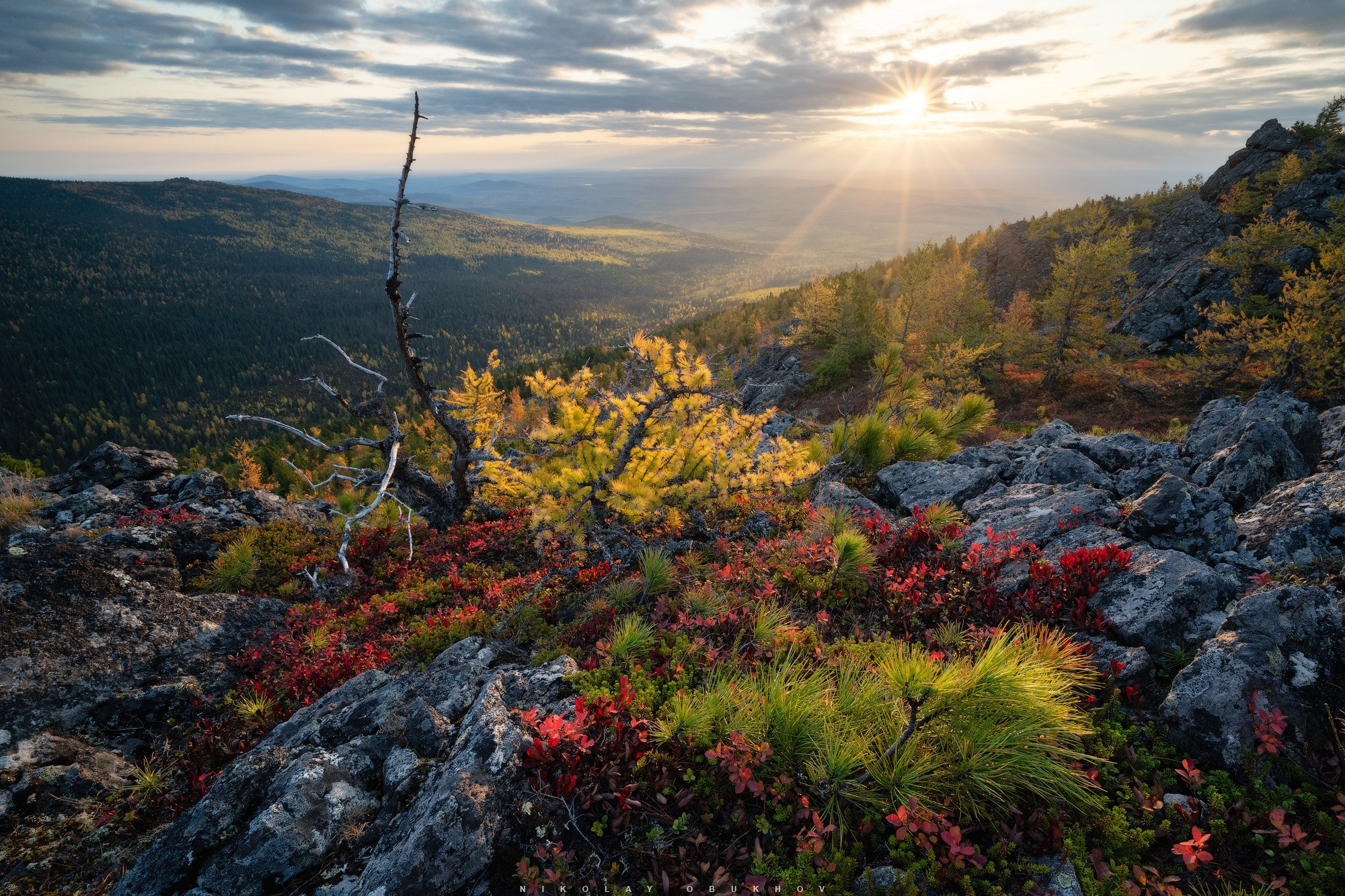 Осенний пейзаж в горах Северного Урала на Серебрянском Камне возле горы Конжаковский Камень в Свердловской области России.