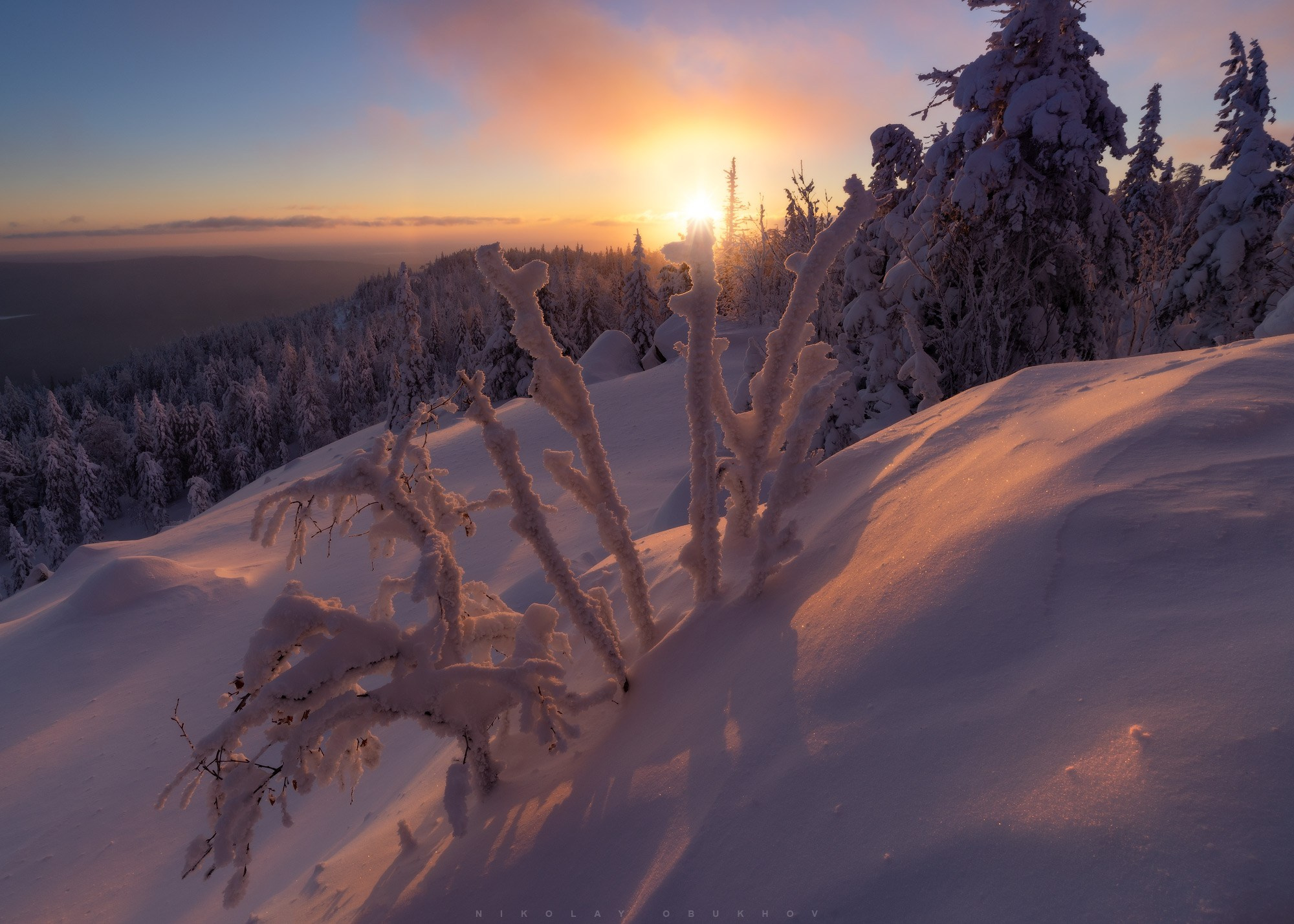 Красивый зимний лес на вершине горы Белая в лучах рассвета.