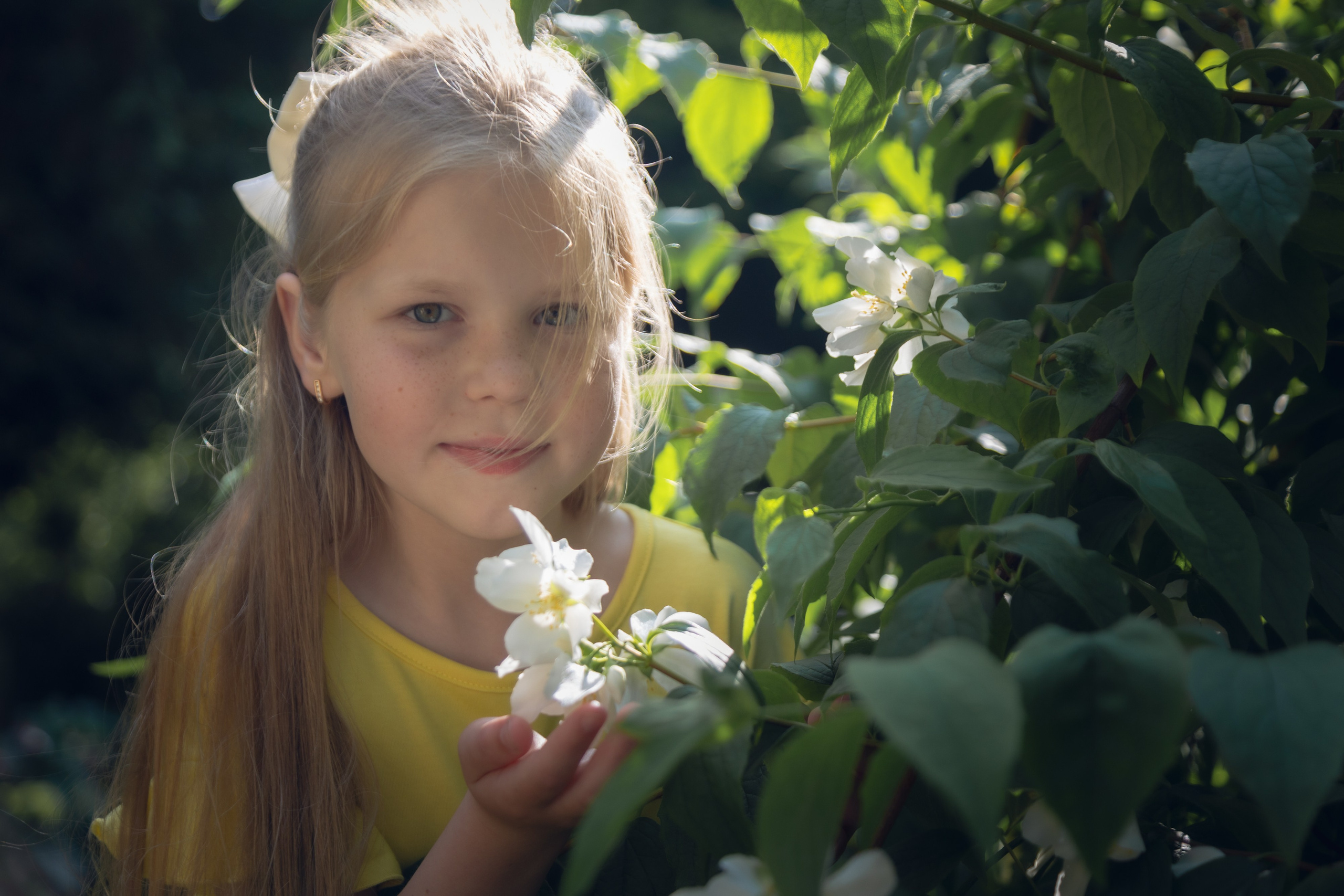 Фотосессия девочки в желтом платье г. Калнинград. Свадебный и репортажный фотограф в Москве и Московской области