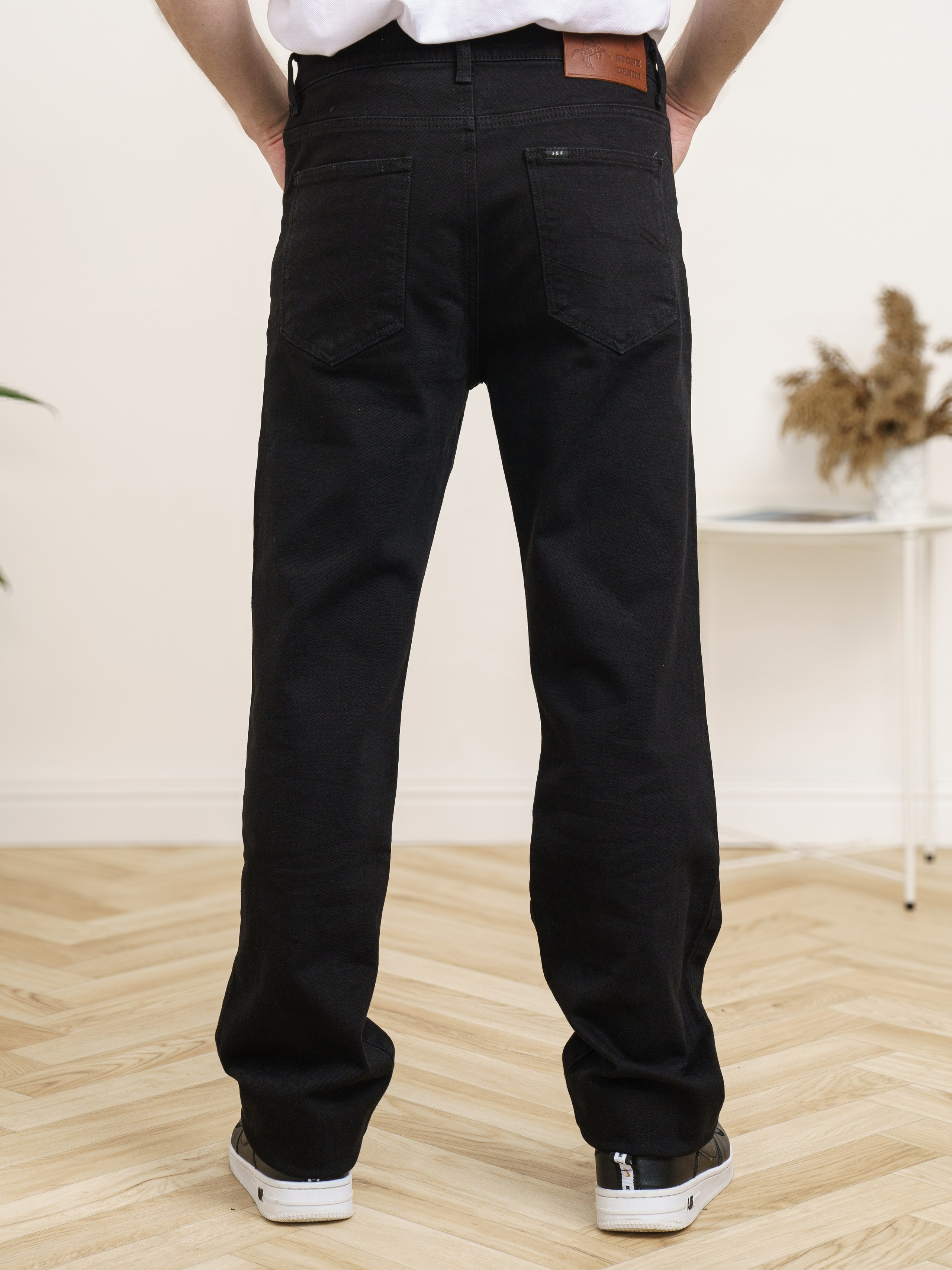 Джинсы, модель Алексей. KED Production — продакшн из СПб. Создаём фото, видео и контент, который помогает брендам и селлерам продавать больше